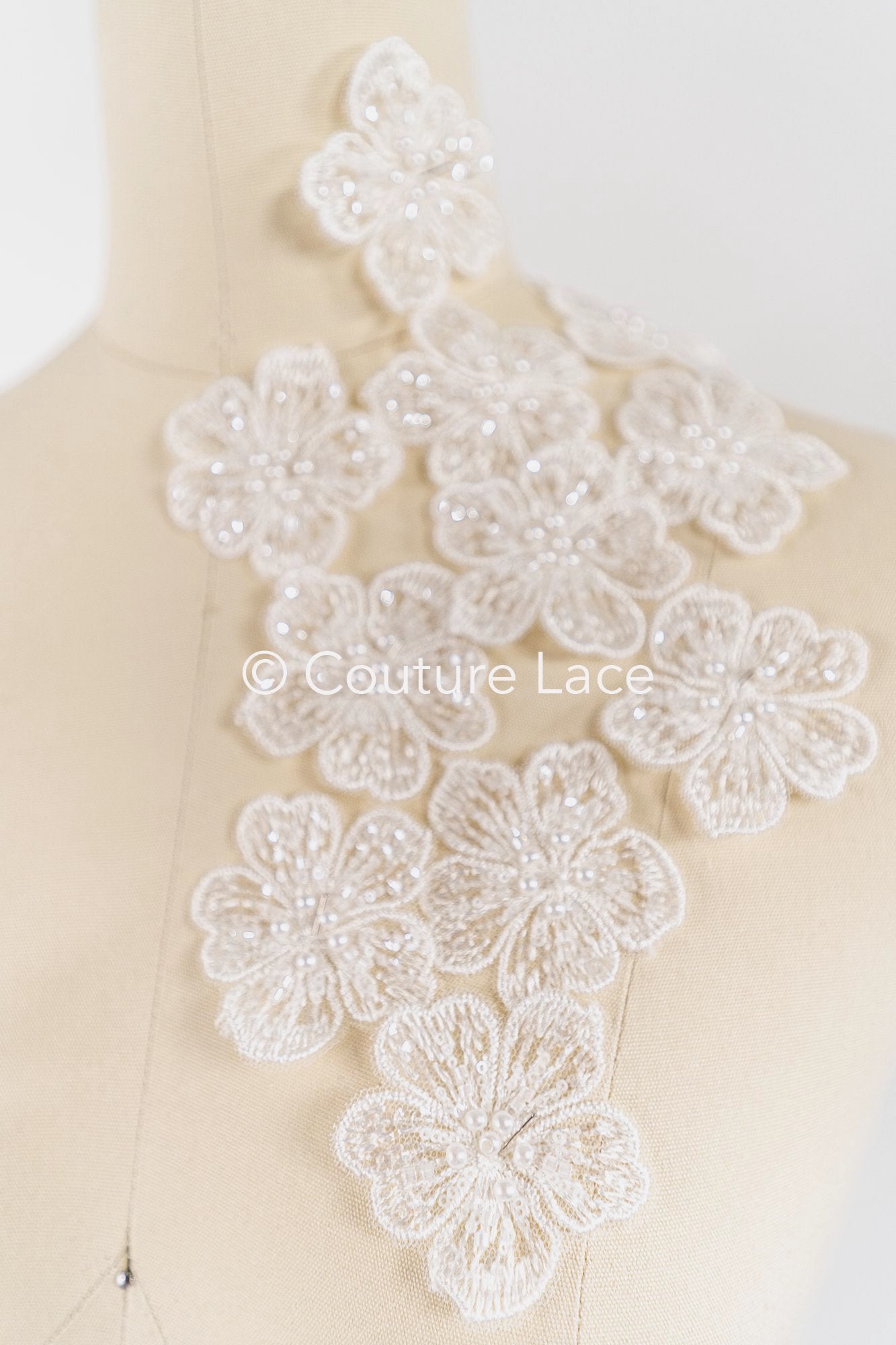 40pcs. Fleurs en dentelle à coudre/ Applique en dentelle fleur 3D/ Applique en dentelle pour robe de mariée/ Dentelle de mariée// A26-455