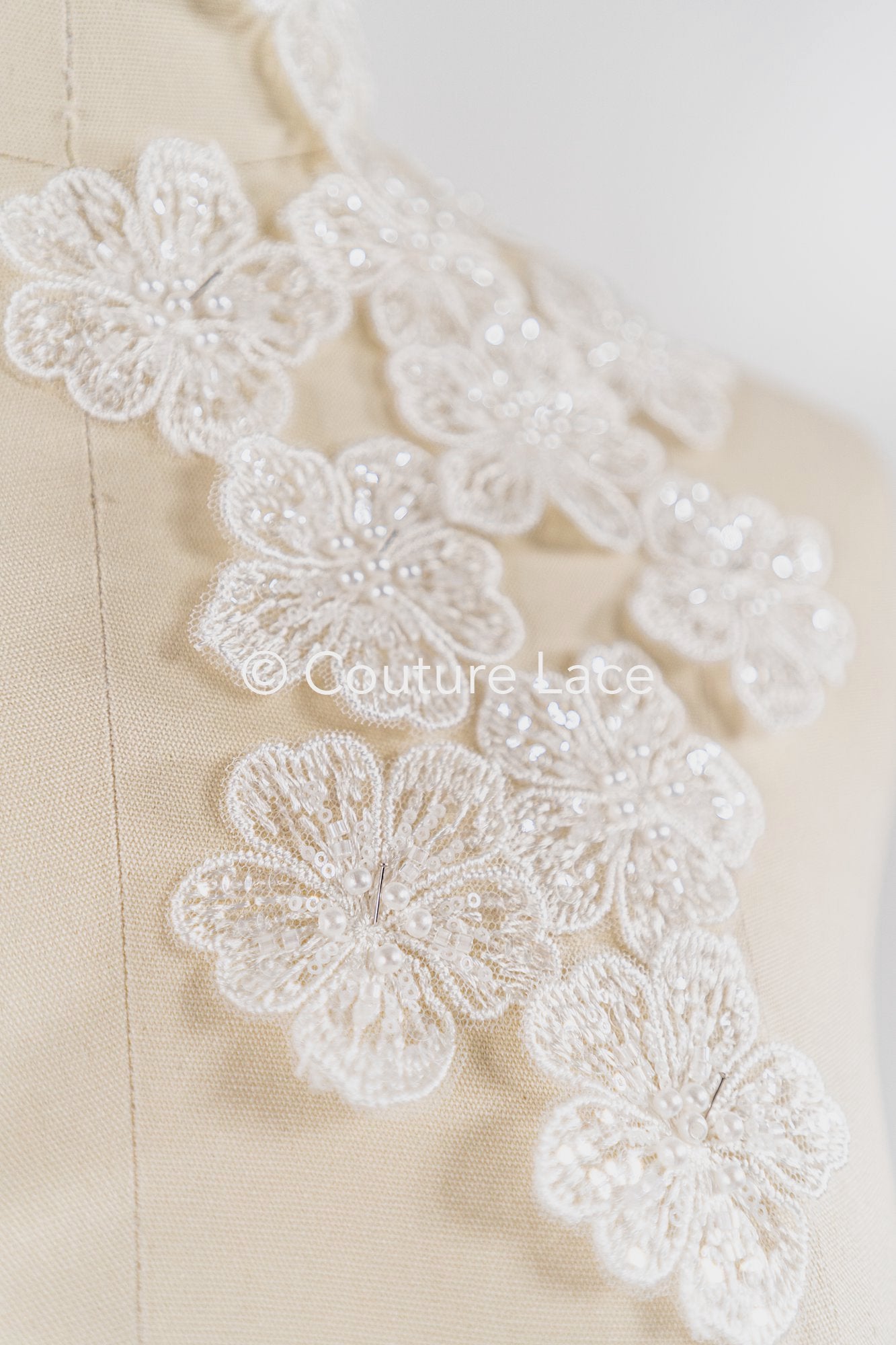 40pcs. Fleurs en dentelle à coudre/ Applique en dentelle fleur 3D/ Applique en dentelle pour robe de mariée/ Dentelle de mariée// A26-455