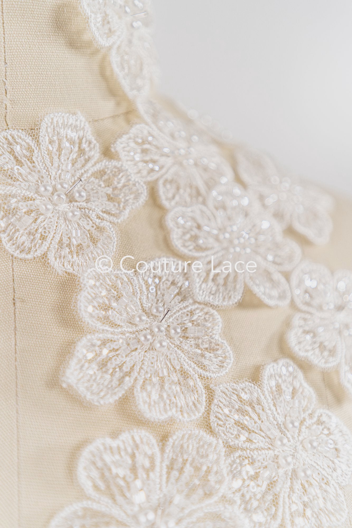 40pcs. Fleurs en dentelle à coudre/ Applique en dentelle fleur 3D/ Applique en dentelle pour robe de mariée/ Dentelle de mariée// A26-455