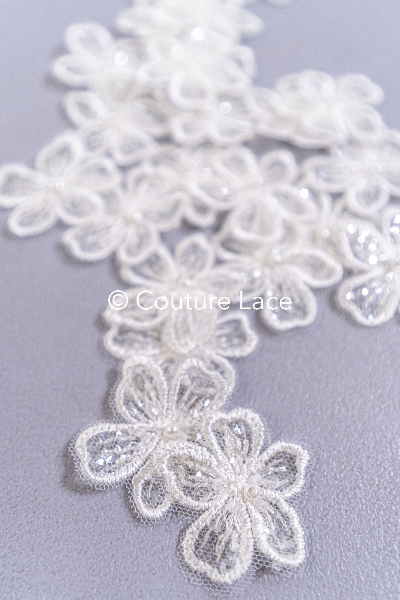 50 piezas de flores de encaje para coser / Aplicaciones de flores 3D de encaje / Aplicaciones de encaje para vestido de novia / Encaje nupcial // A26-456