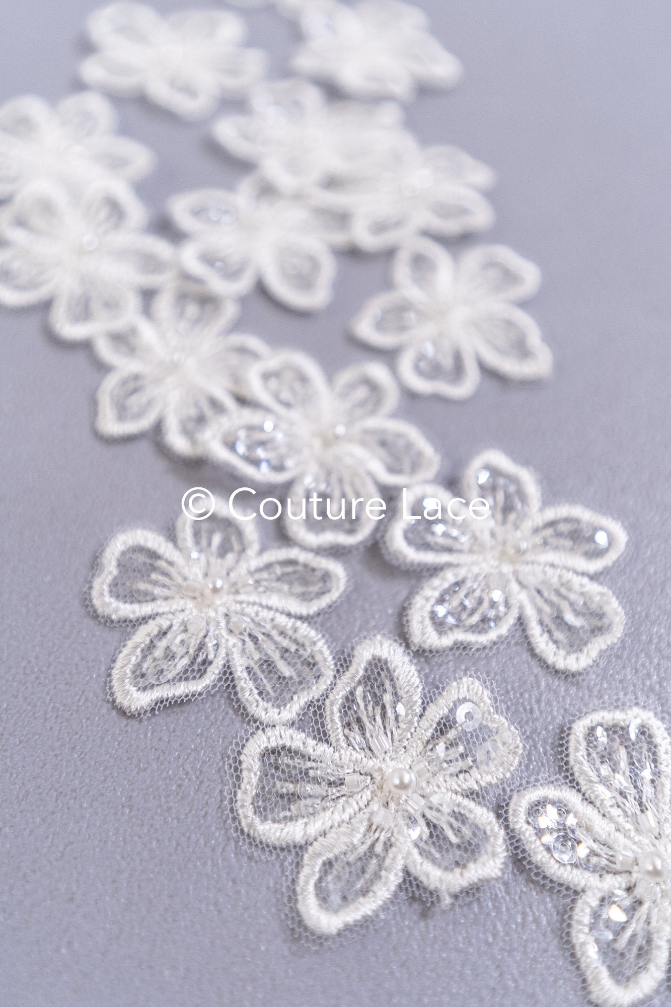 50 piezas de flores de encaje para coser / Aplicaciones de flores 3D de encaje / Aplicaciones de encaje para vestido de novia / Encaje nupcial // A26-456