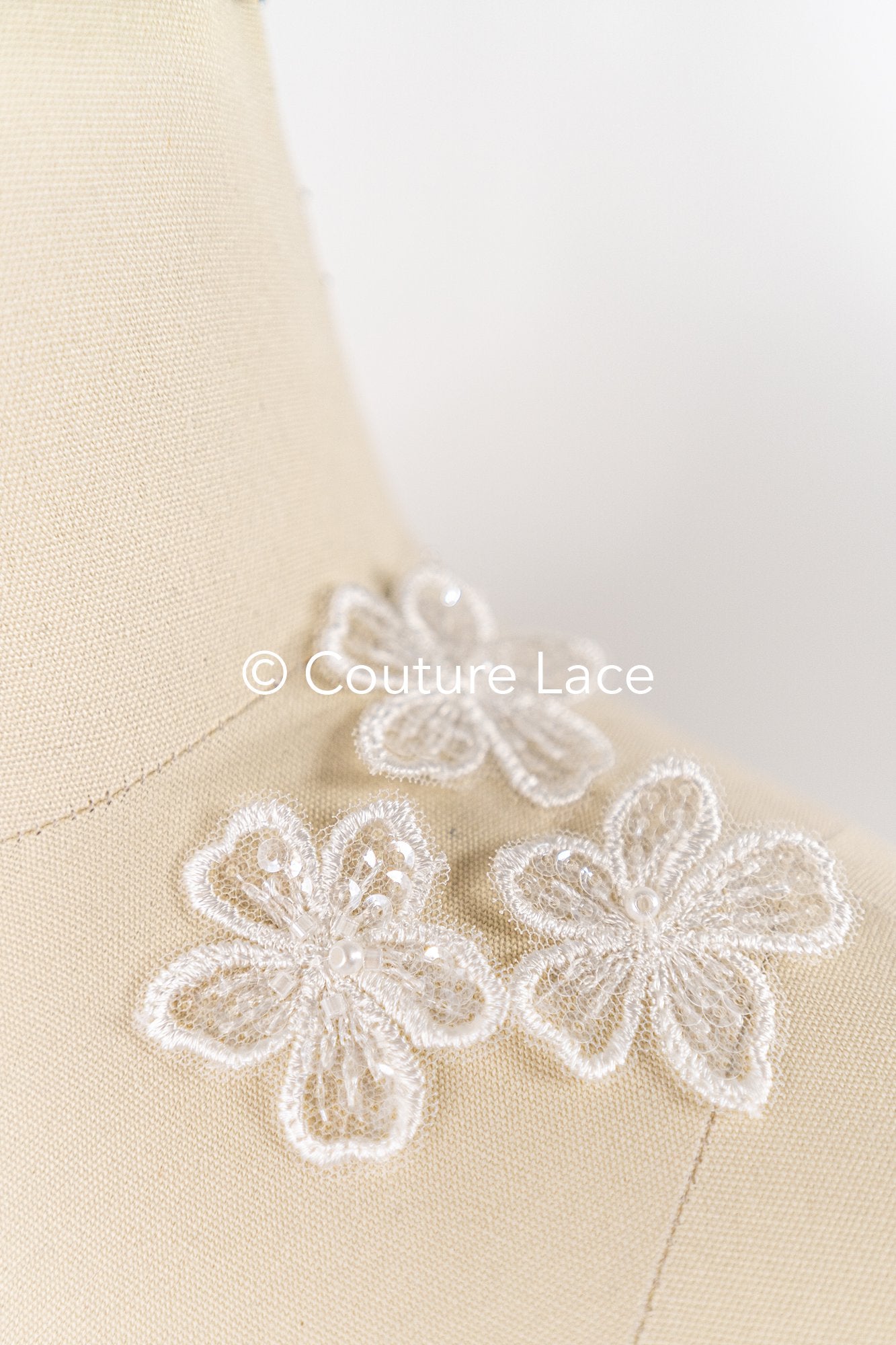 50 piezas de flores de encaje para coser / Aplicaciones de flores 3D de encaje / Aplicaciones de encaje para vestido de novia / Encaje nupcial // A26-456