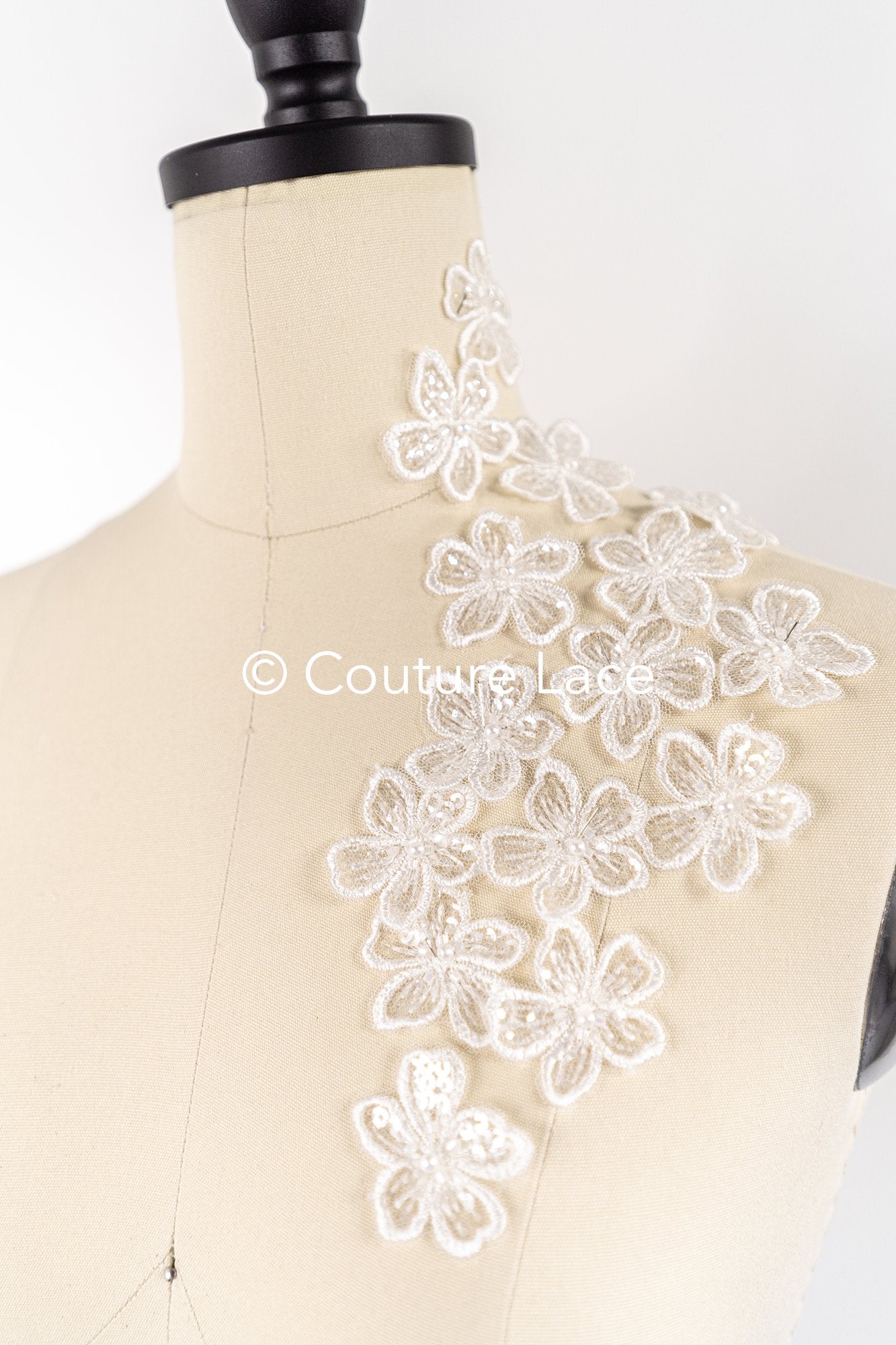 50 piezas de flores de encaje para coser / Aplicaciones de flores 3D de encaje / Aplicaciones de encaje para vestido de novia / Encaje nupcial // A26-456