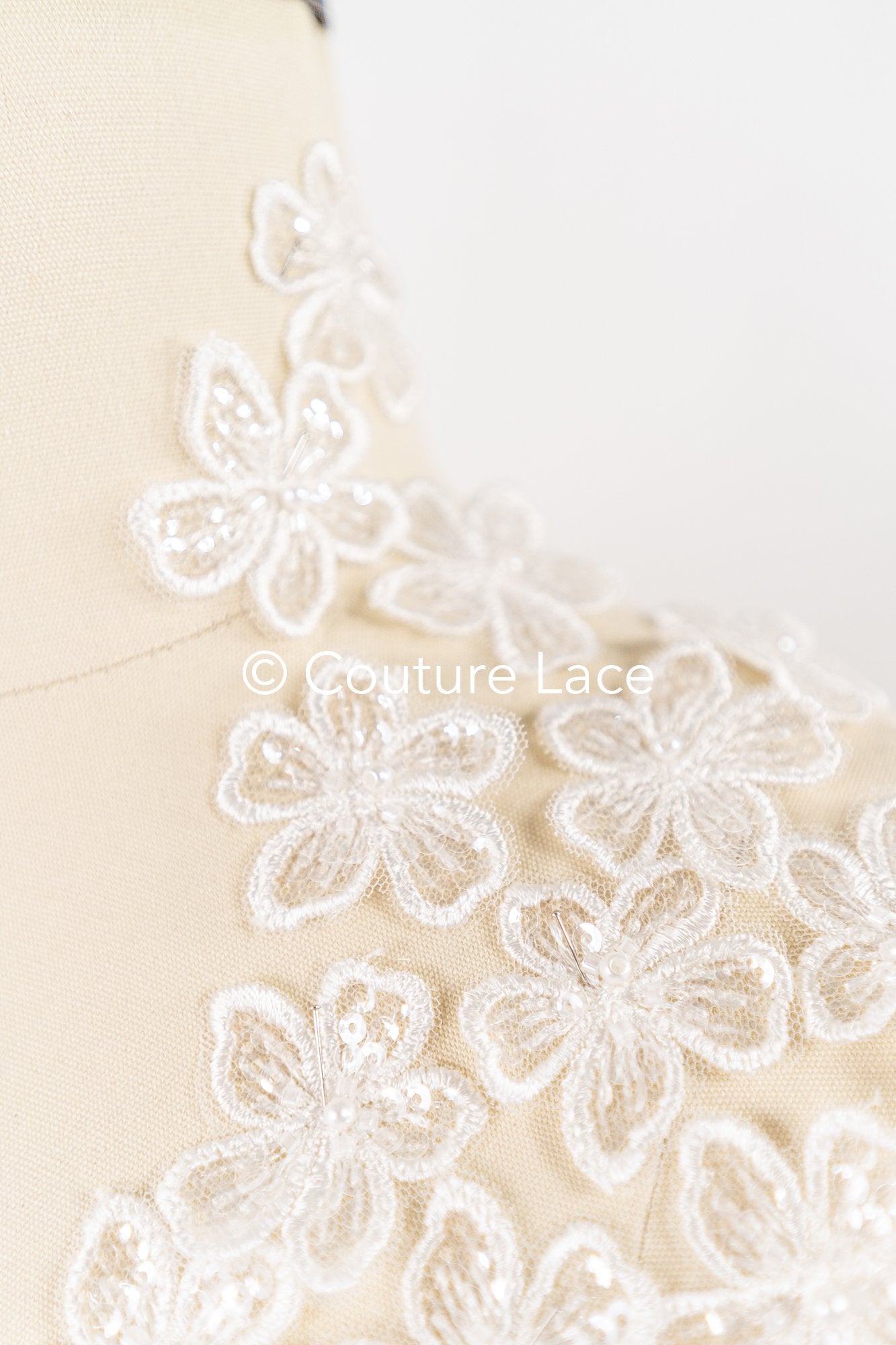 50 piezas de flores de encaje para coser / Aplicaciones de flores 3D de encaje / Aplicaciones de encaje para vestido de novia / Encaje nupcial // A26-456