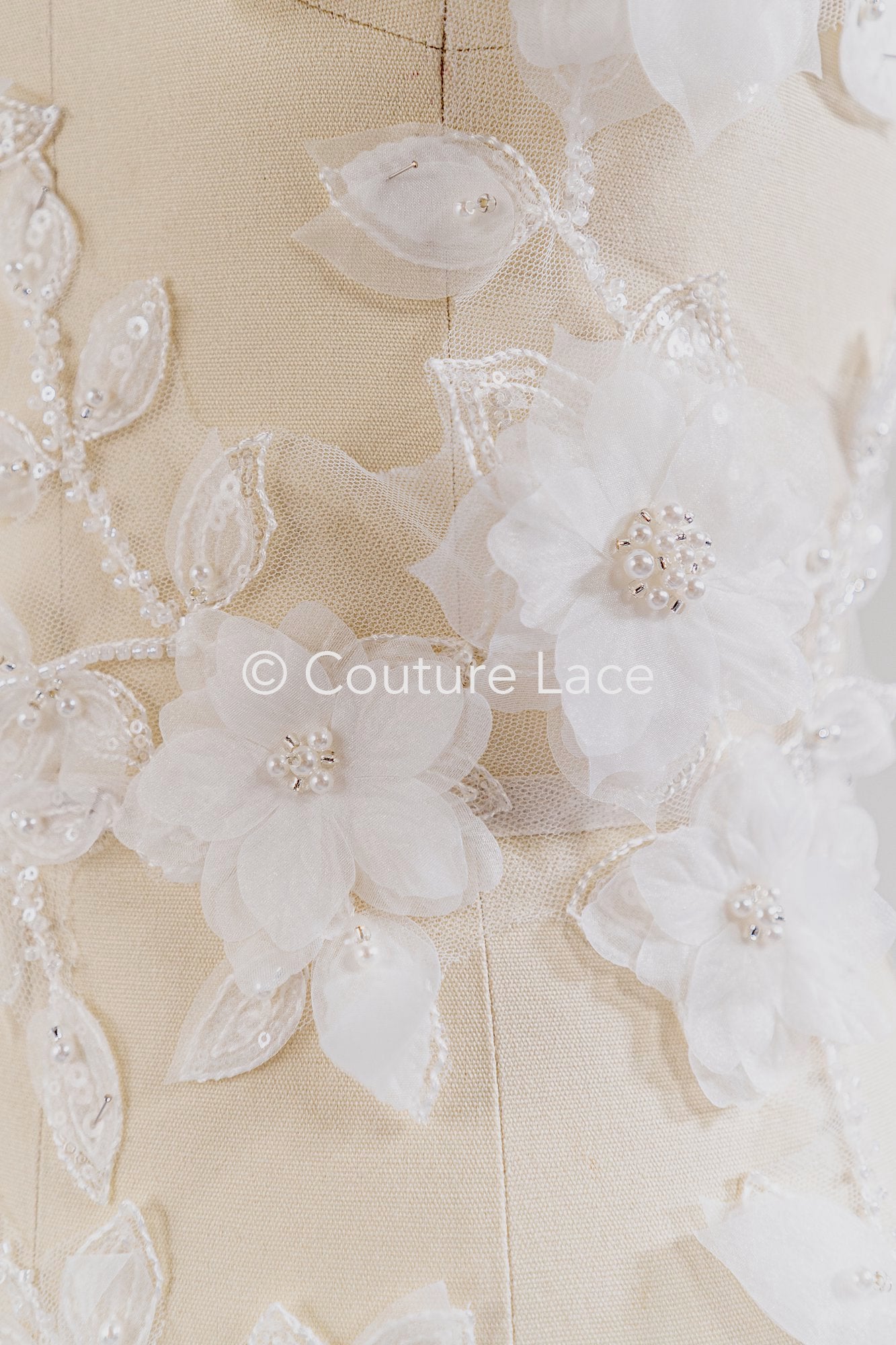 Aplicaciones de perlas con flores 3D para vestidos de novia / Encaje de novia con motivos de perlas // A26-480