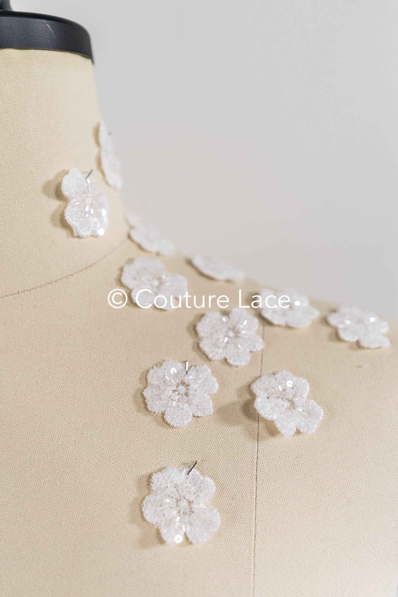 20 piezas de flores de encaje para coser / Aplicaciones de flores 3D de encaje / Aplicaciones de encaje para vestido de novia / Encaje nupcial // A26-504