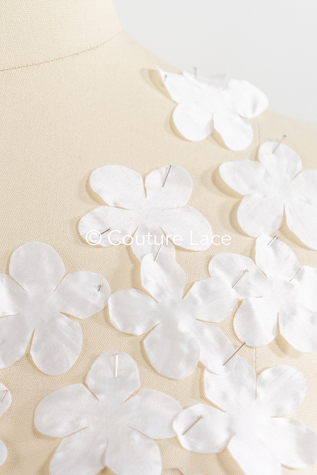 100 uds. - Flores 3D / Flores de tela para vestidos de novia / Apliques de encaje con flores 3D // A26-518