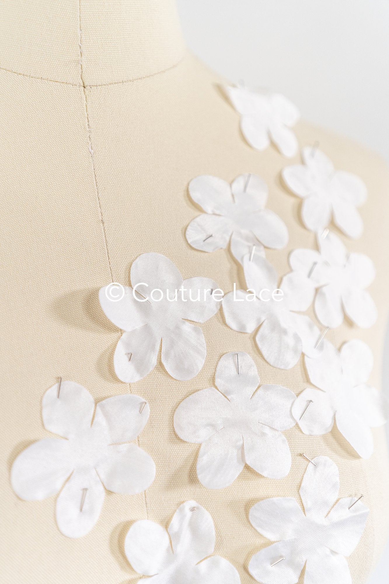 100 uds. - Flores 3D / Flores de tela para vestidos de novia / Apliques de encaje con flores 3D // A26-518