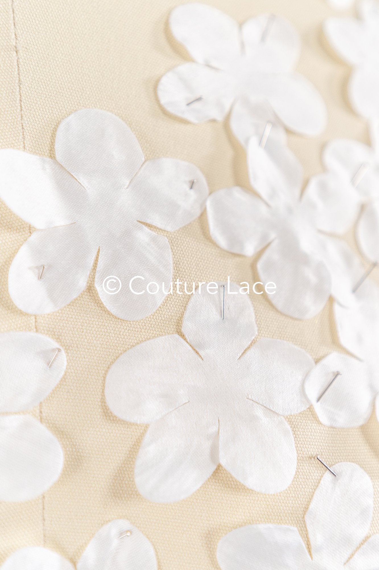 100 uds. - Flores 3D / Flores de tela para vestidos de novia / Apliques de encaje con flores 3D // A26-518