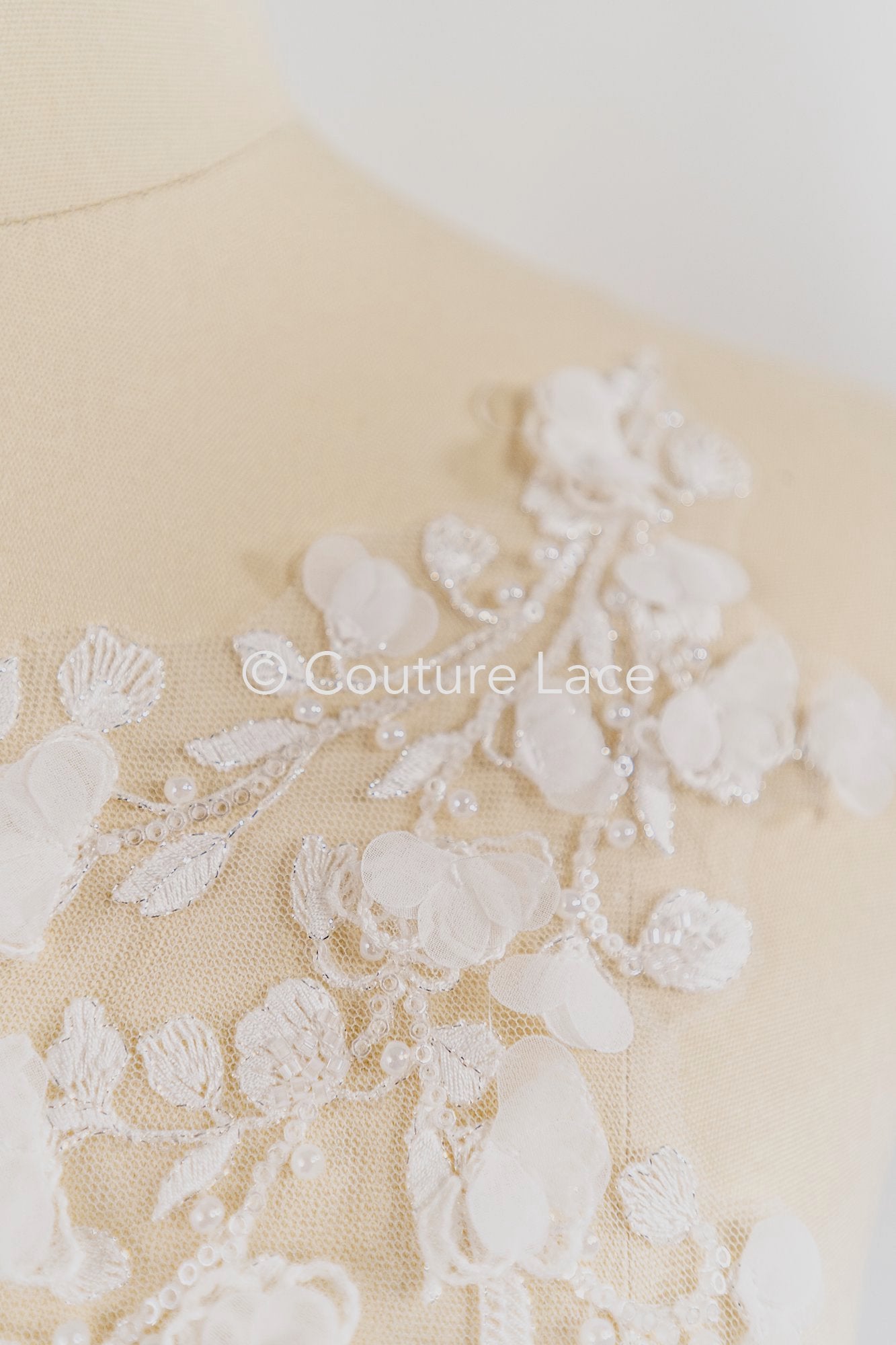 3D-Blumen Perlen-Applikationen für Brautkleider/ Brautkleidspitze Perlen Motive // A26-522