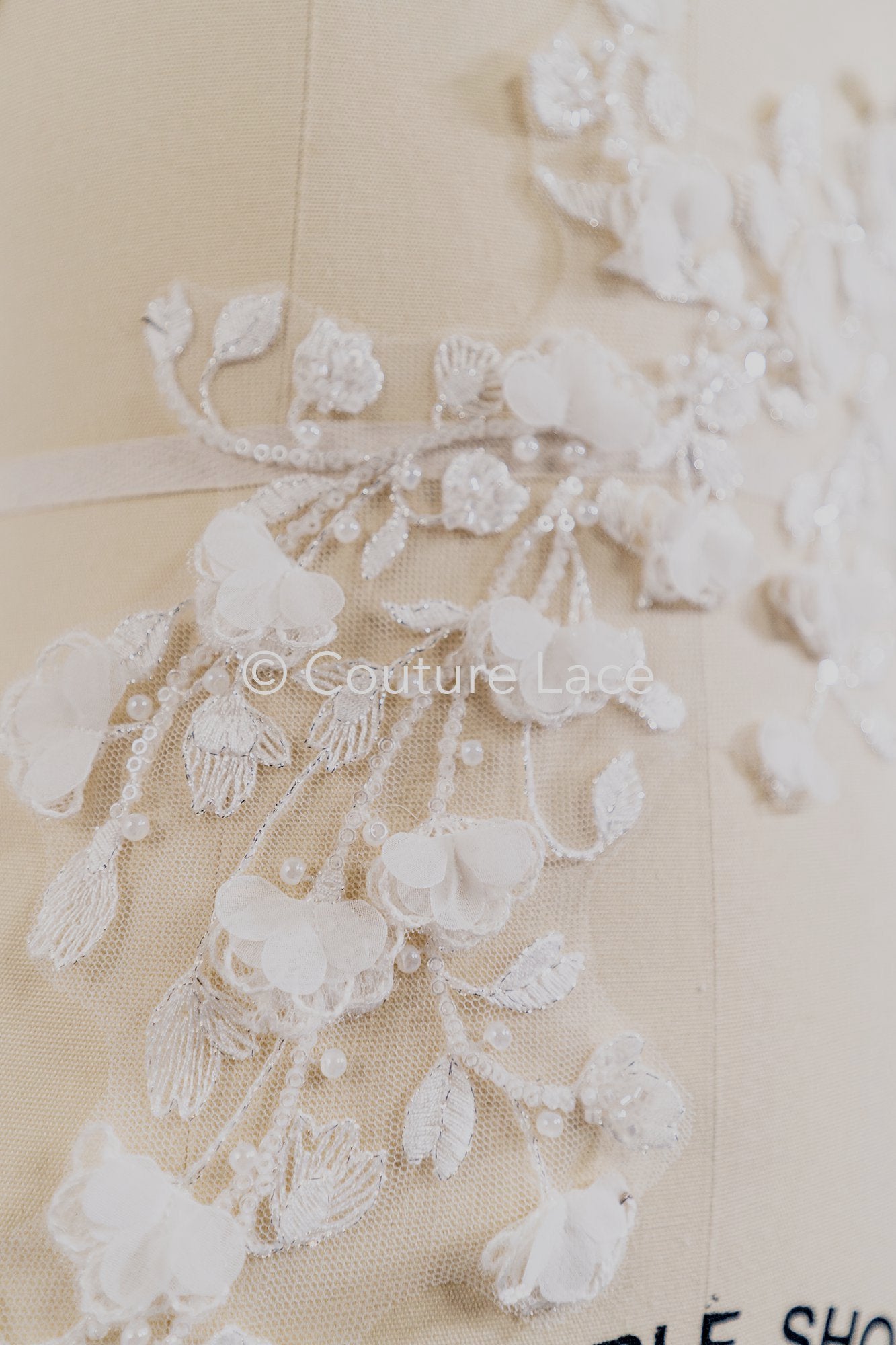 3D-Blumen Perlen-Applikationen für Brautkleider/ Brautkleidspitze Perlen Motive // A26-522