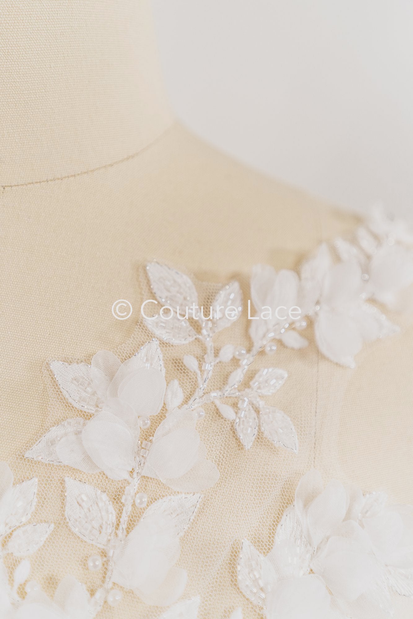3D-Blumen Perlen-Applikationen für Brautkleider/ Brautkleidspitze Perlen Motive // A26-525