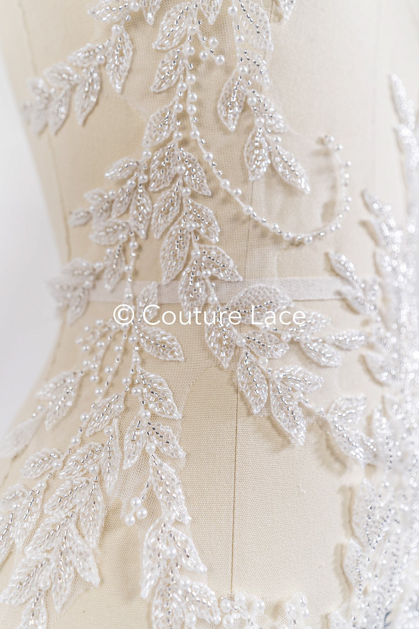 Appliques florales brodées de perles pour robes de mariée / Dentelle pour robe de mariée à motifs de perles // A25-527