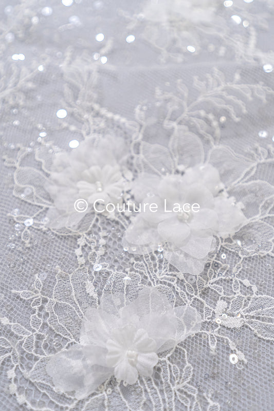 Elegante Spitze mit floralen Applikationen und Perlen – Handgefertigte Brautstoff-Stickerei // L25-843