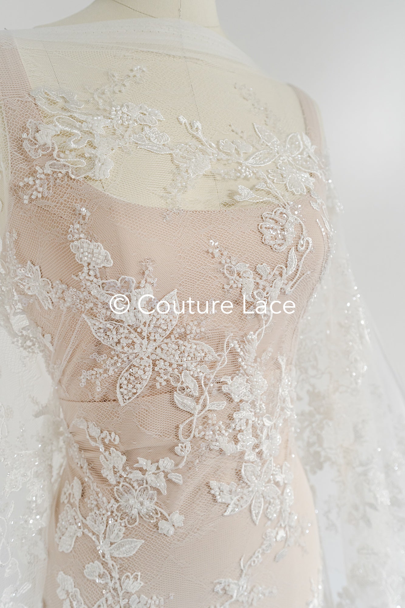 Perlen-Spitzenstoff/ Couture-Spitzenstoff floral/ Braut-Spitzenstoff/ Perlen-Spitzenstoff// L24-692