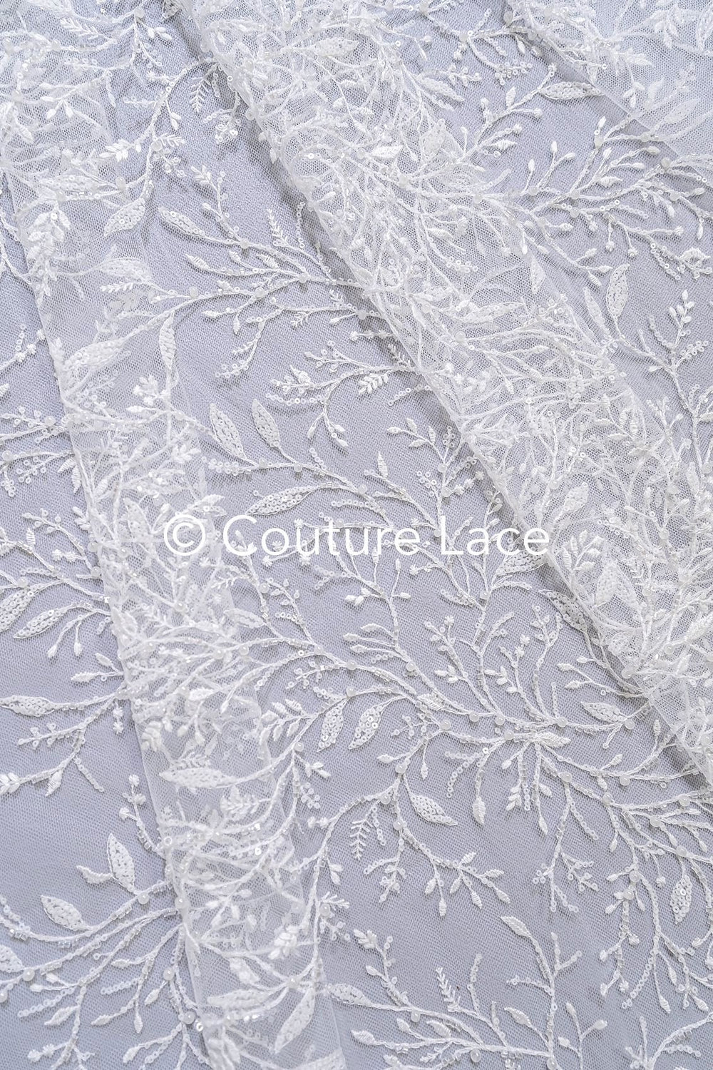 Stickereispitzenstoff mit kleinen Zweigen, Perlen und Pailletten – Elegantes Material für Hochzeitskleider // L24-712