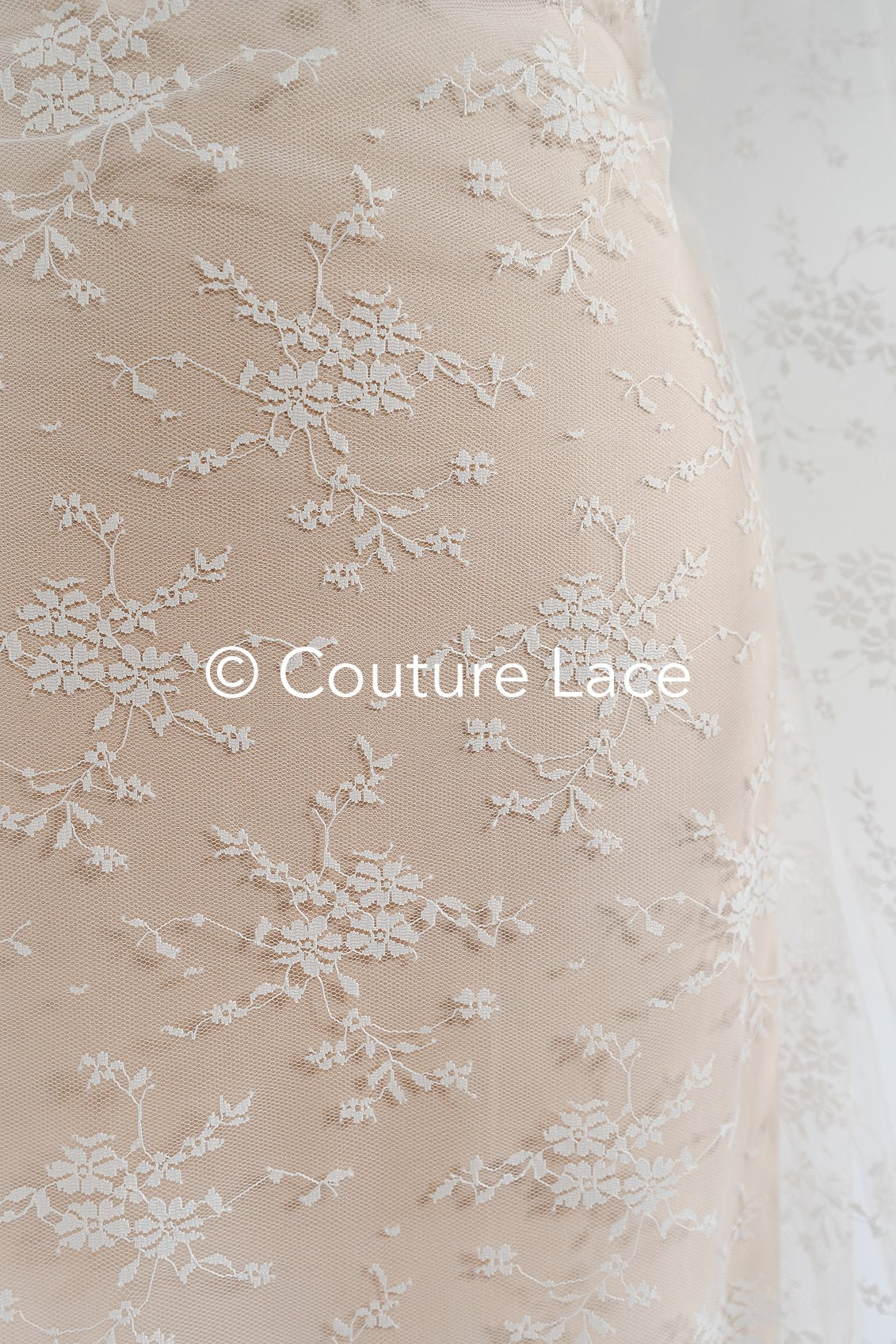 Dentelle française pour robes de mariée / Dentelle de Chantilly pour mariées // L25-714