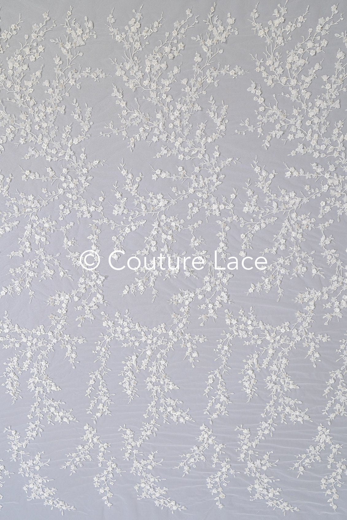 Tejido de encaje bordado con pequeñas ramitas, perlas y lentejuelas – material elegante para vestidos de novia // L25-719