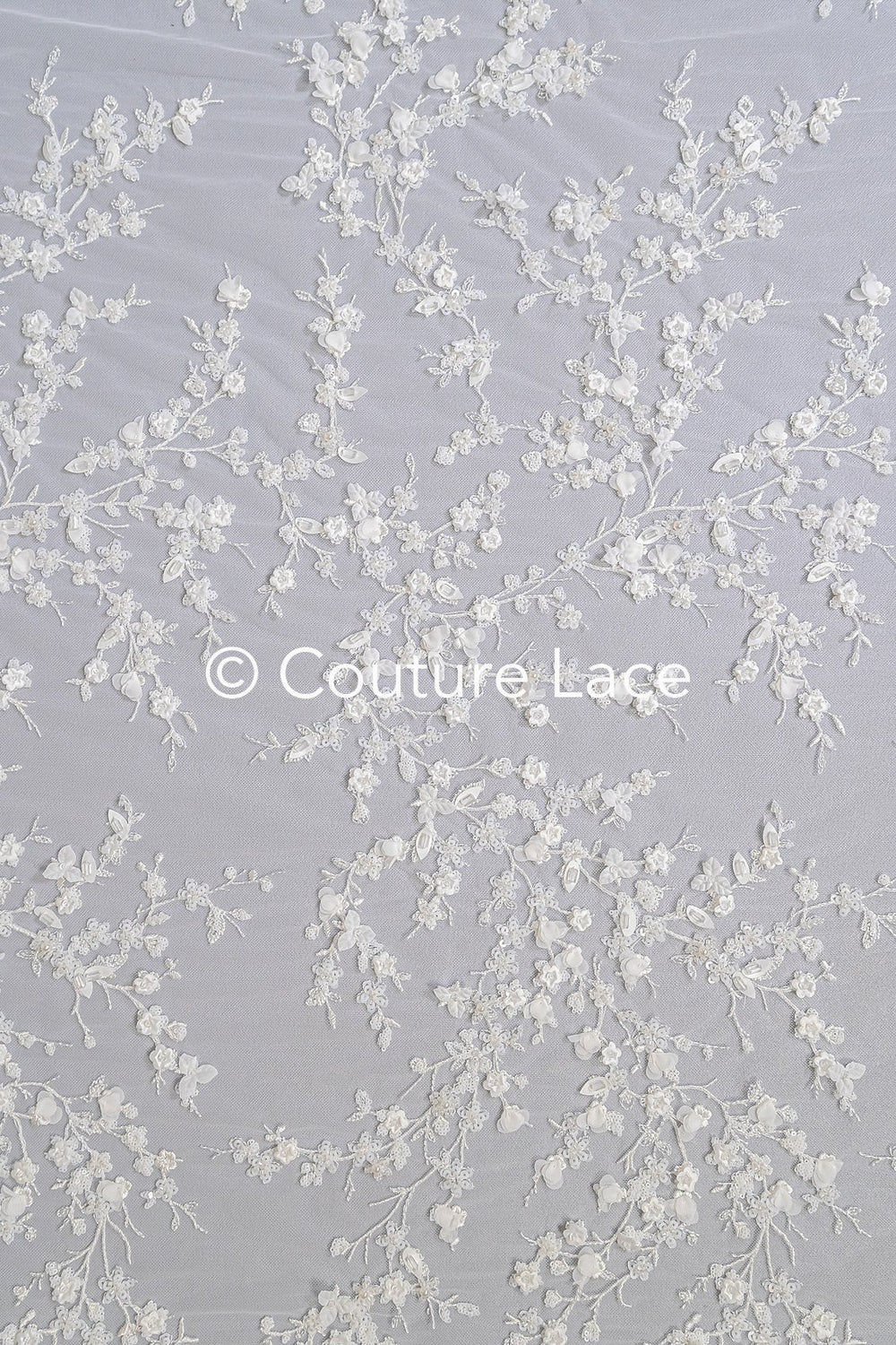 Tejido de encaje bordado con pequeñas ramitas, perlas y lentejuelas – material elegante para vestidos de novia // L25-719