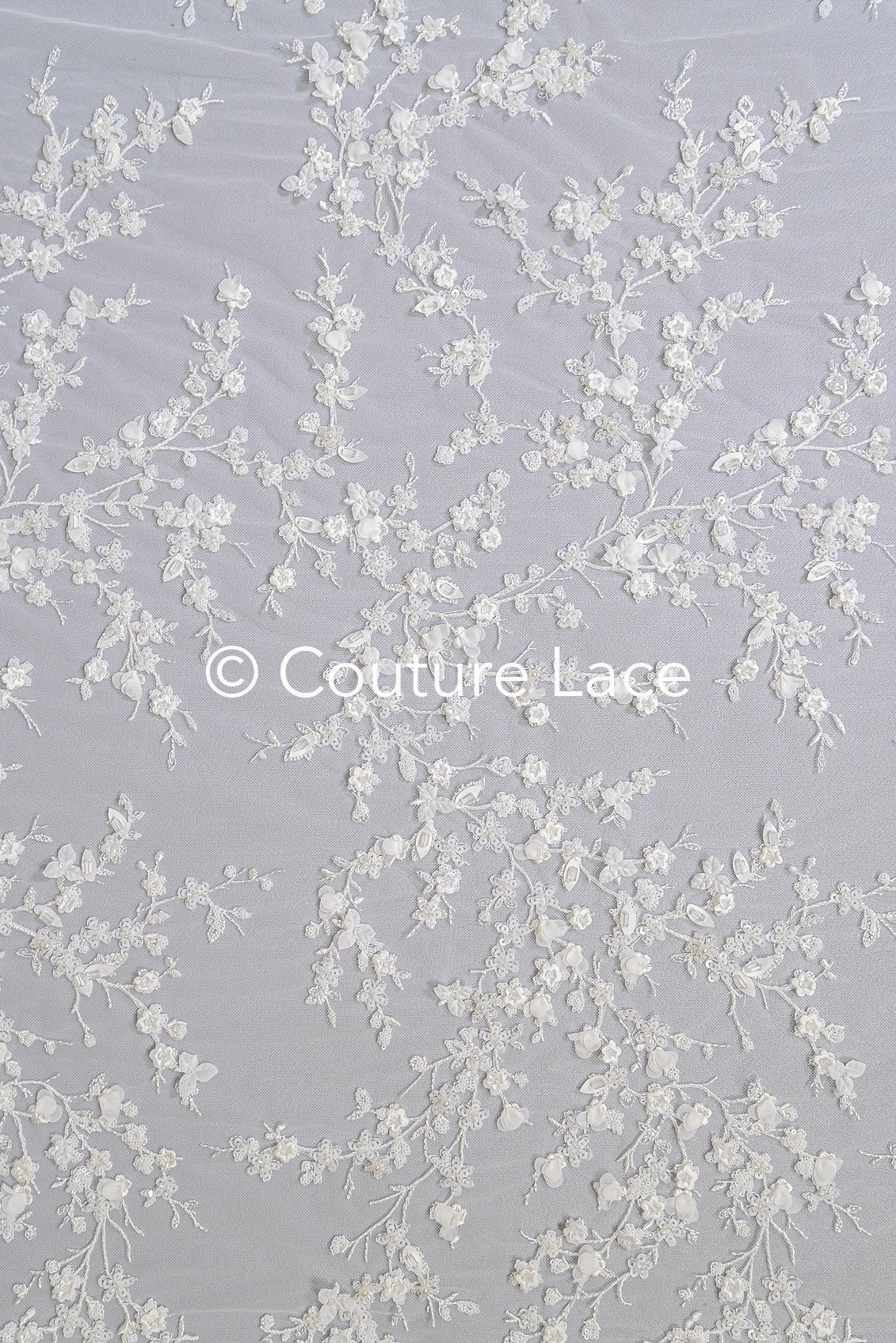 Tejido de encaje bordado con pequeñas ramitas, perlas y lentejuelas – material elegante para vestidos de novia // L25-719
