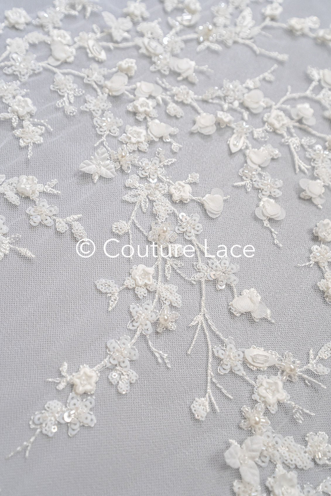 Tejido de encaje bordado con pequeñas ramitas, perlas y lentejuelas – material elegante para vestidos de novia // L25-719