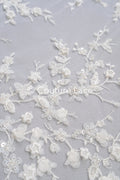 Tejido de encaje bordado con pequeñas ramitas, perlas y lentejuelas – material elegante para vestidos de novia // L25-719