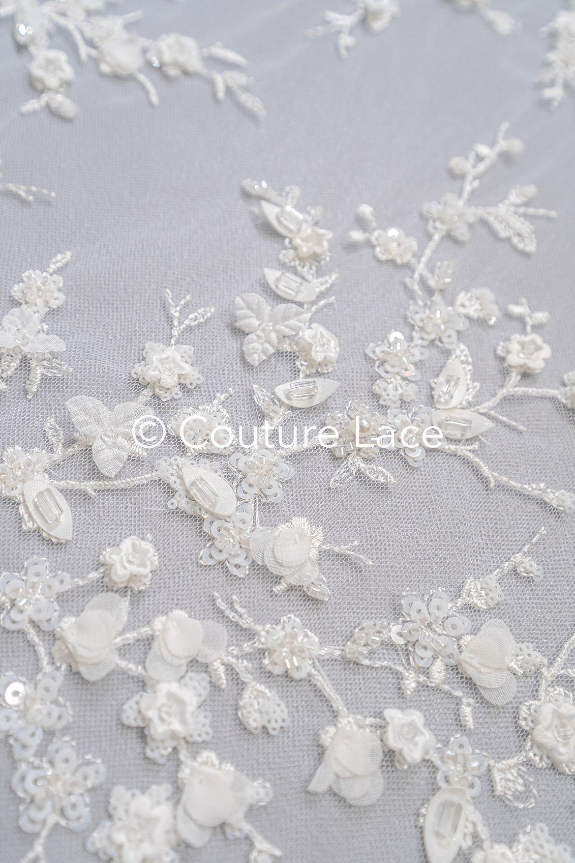 Tejido de encaje bordado con pequeñas ramitas, perlas y lentejuelas – material elegante para vestidos de novia // L25-719