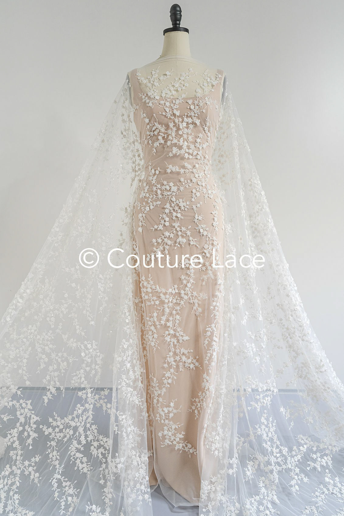 Tejido de encaje bordado con pequeñas ramitas, perlas y lentejuelas – material elegante para vestidos de novia // L25-719