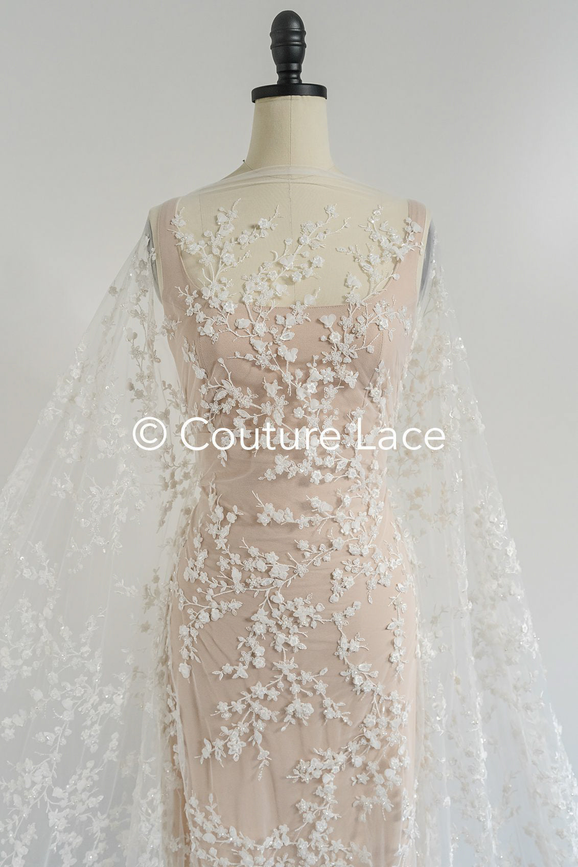 Tejido de encaje bordado con pequeñas ramitas, perlas y lentejuelas – material elegante para vestidos de novia // L25-719