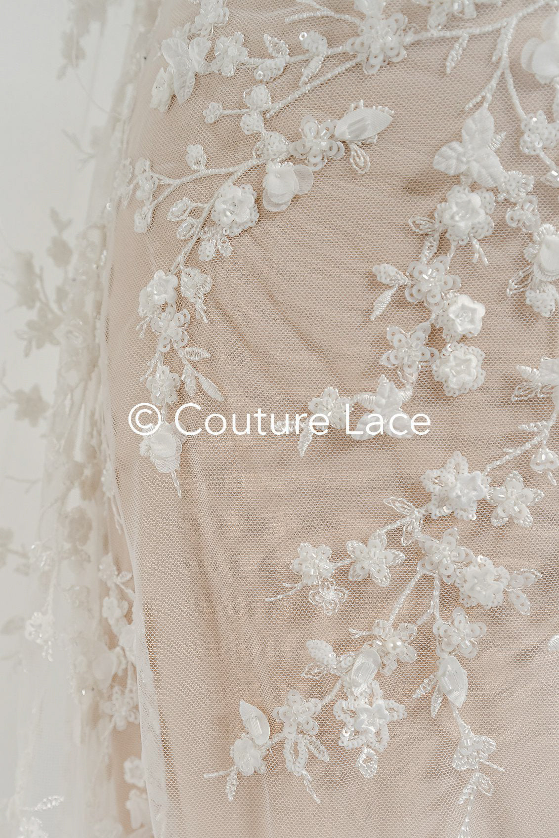 Tejido de encaje bordado con pequeñas ramitas, perlas y lentejuelas – material elegante para vestidos de novia // L25-719