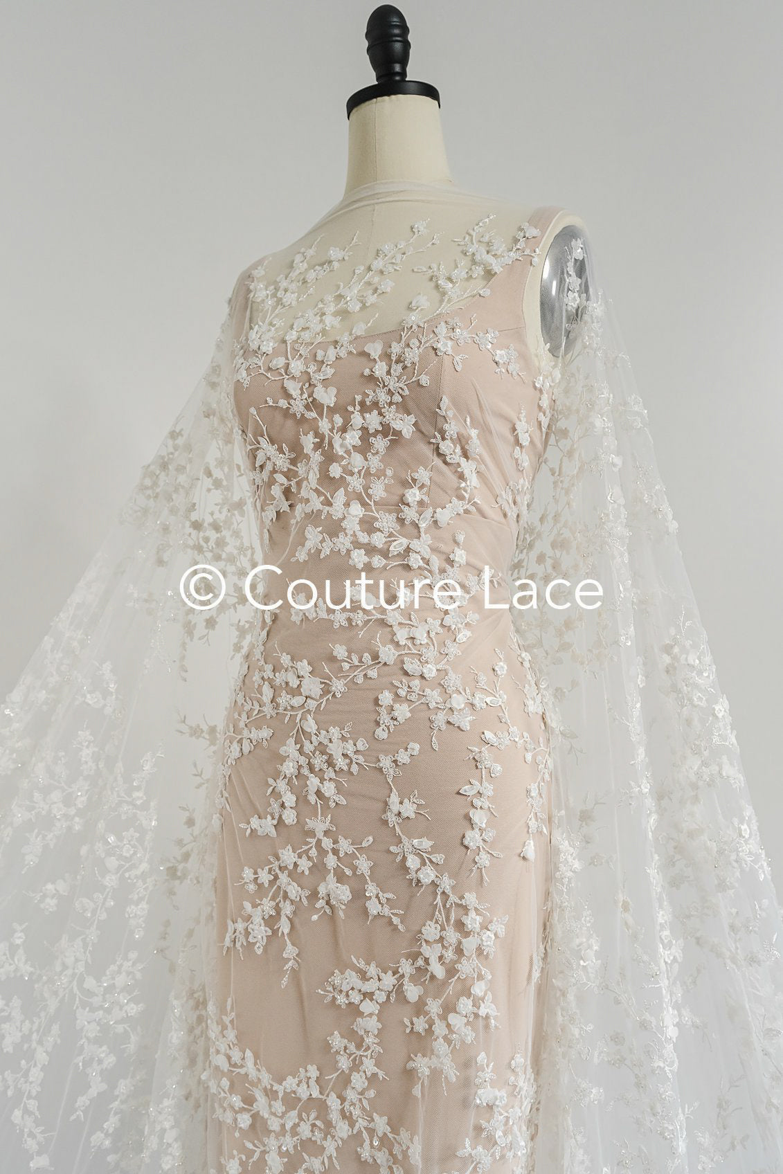 Tejido de encaje bordado con pequeñas ramitas, perlas y lentejuelas – material elegante para vestidos de novia // L25-719