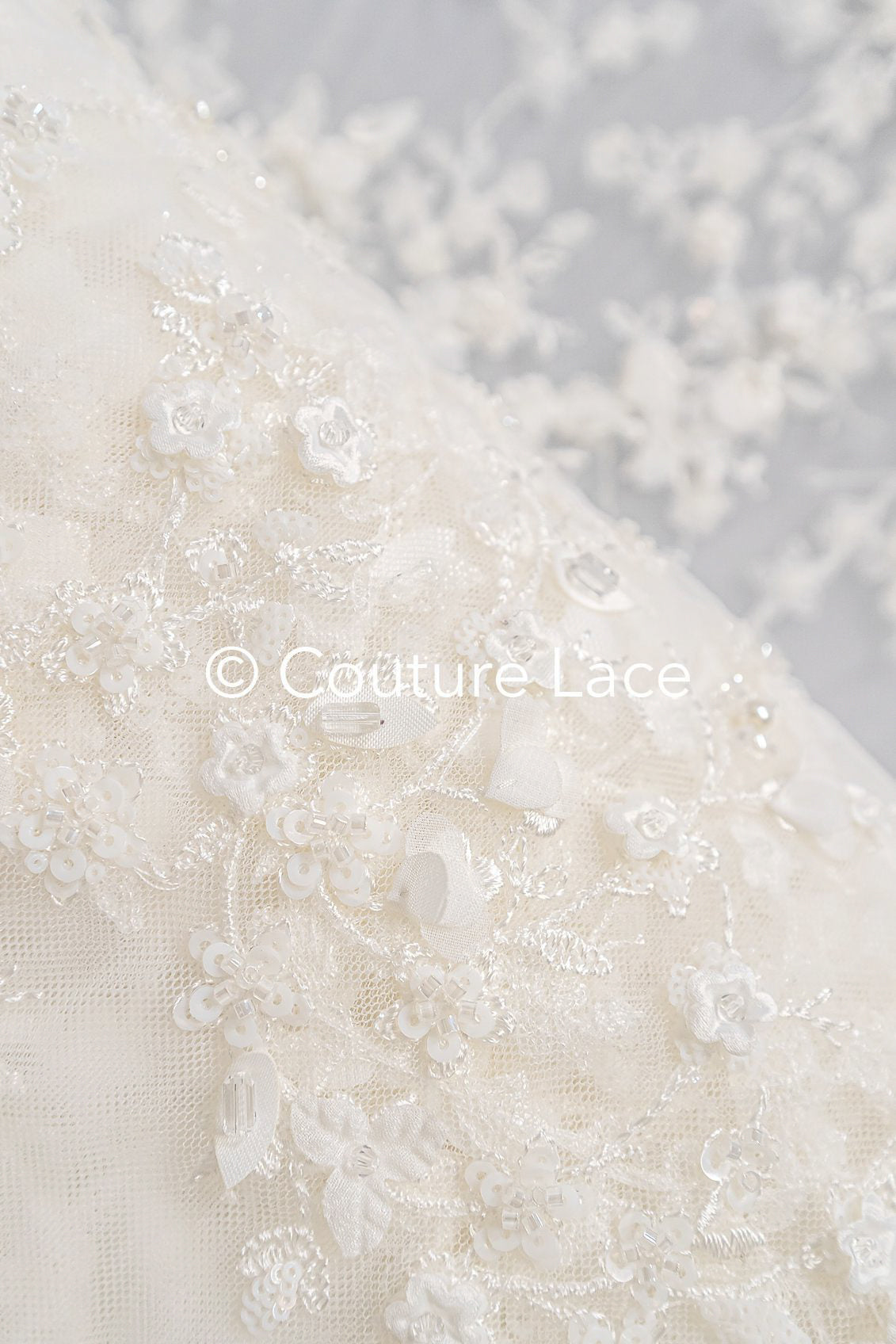 Tejido de encaje bordado con pequeñas ramitas, perlas y lentejuelas – material elegante para vestidos de novia // L25-719