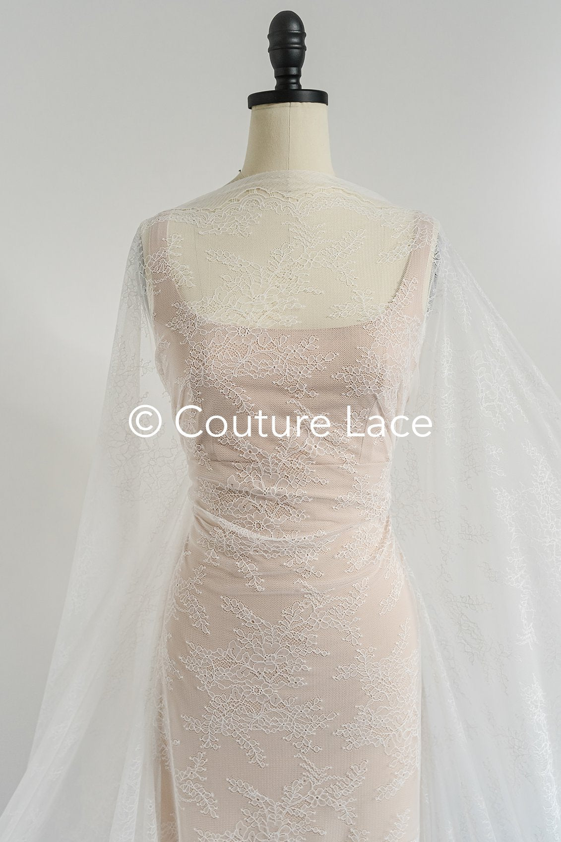 Dentelle de Chantilly pour robe de mariée / Dentelle française pour robe de mariée // L25-724