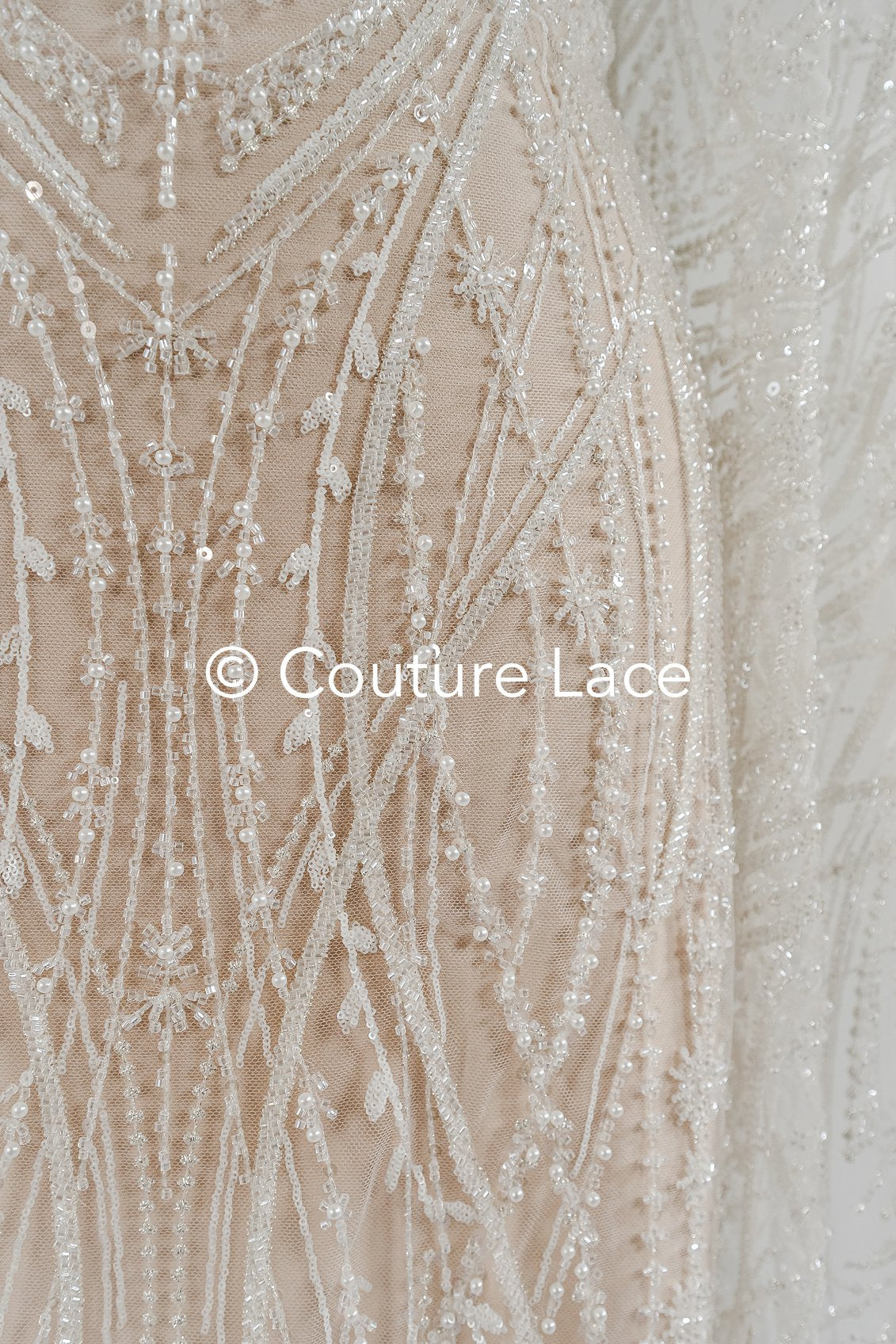 Schwere luxuriöse Perlenstickerei/ Brautspitze mit symmetrischen Muster // L25-727