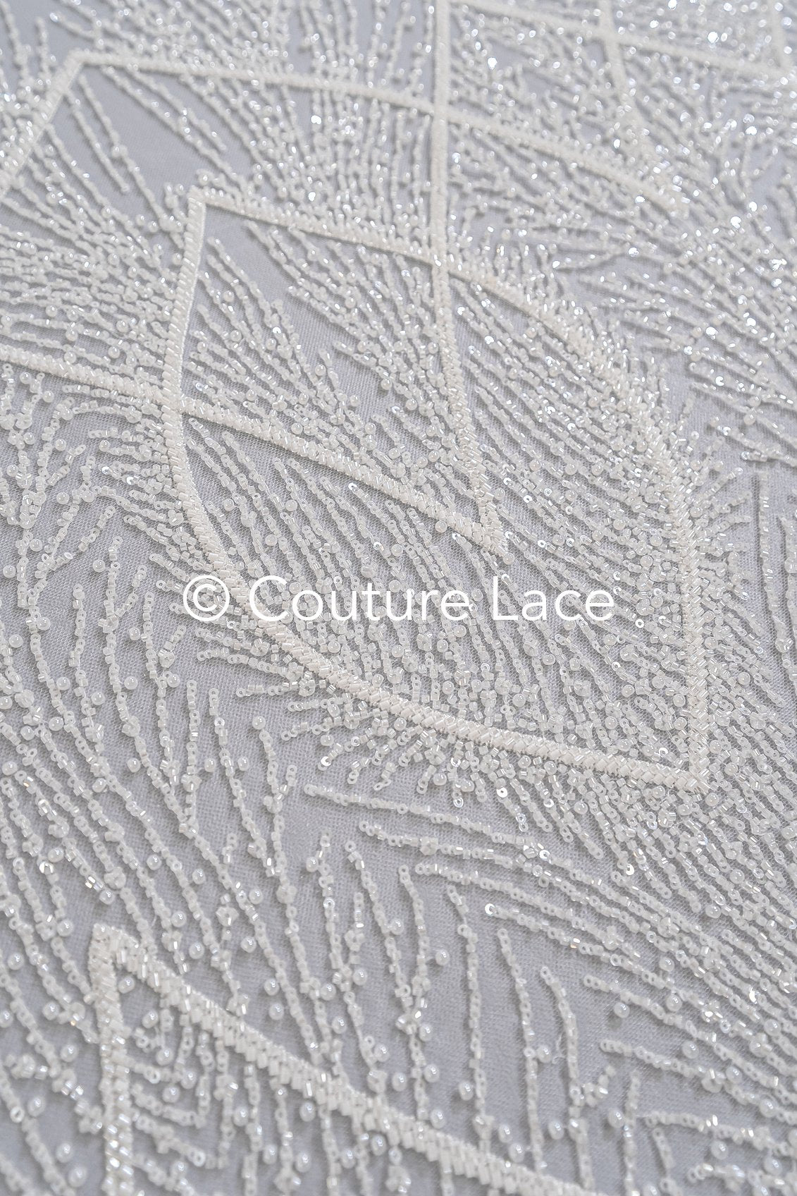 Schwere luxuriöse Perlenstickerei/ Brautspitze mit symmetrischen Muster // L25-728