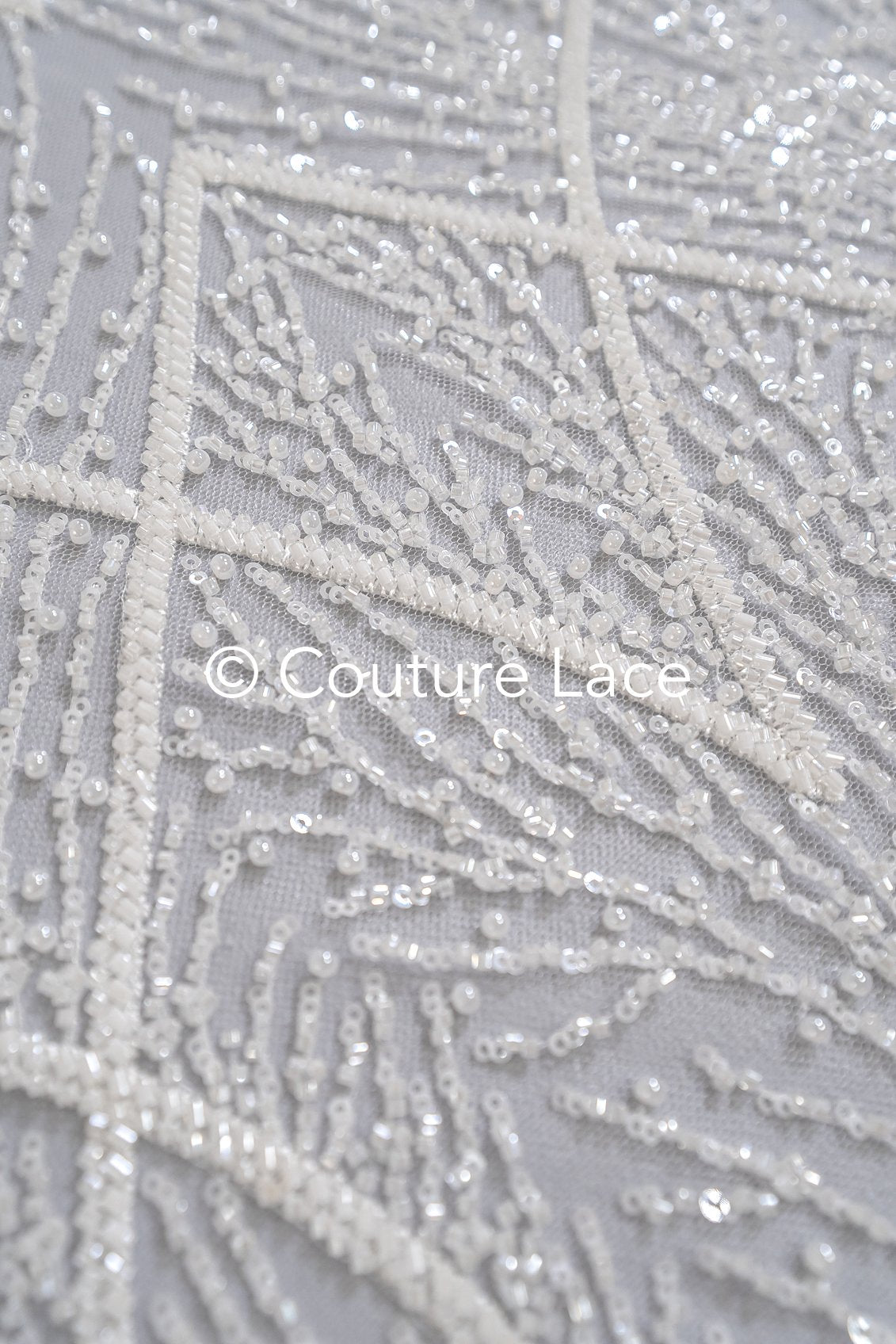 Schwere luxuriöse Perlenstickerei/ Brautspitze mit symmetrischen Muster // L25-728