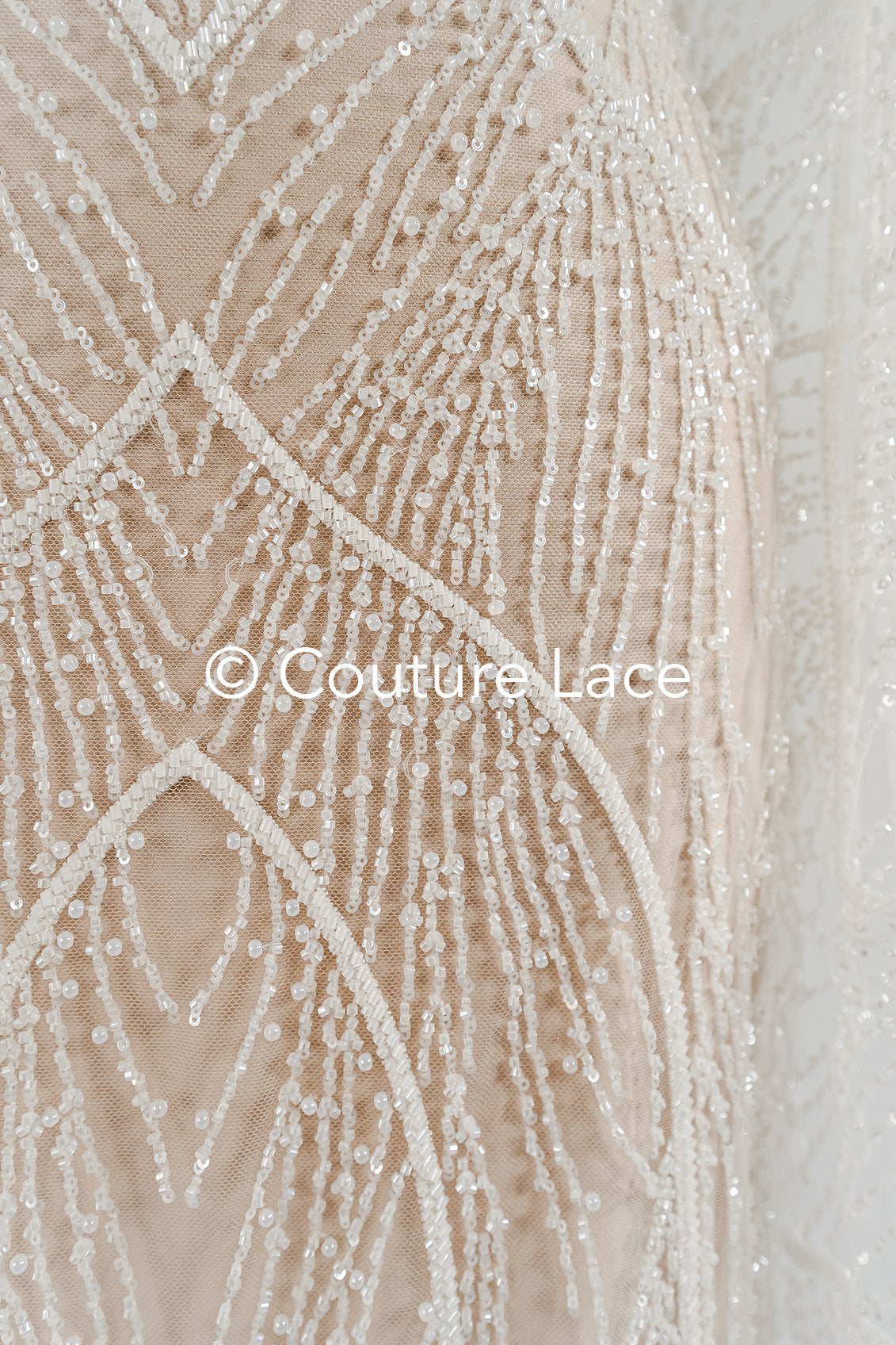 Schwere luxuriöse Perlenstickerei/ Brautspitze mit symmetrischen Muster // L25-728