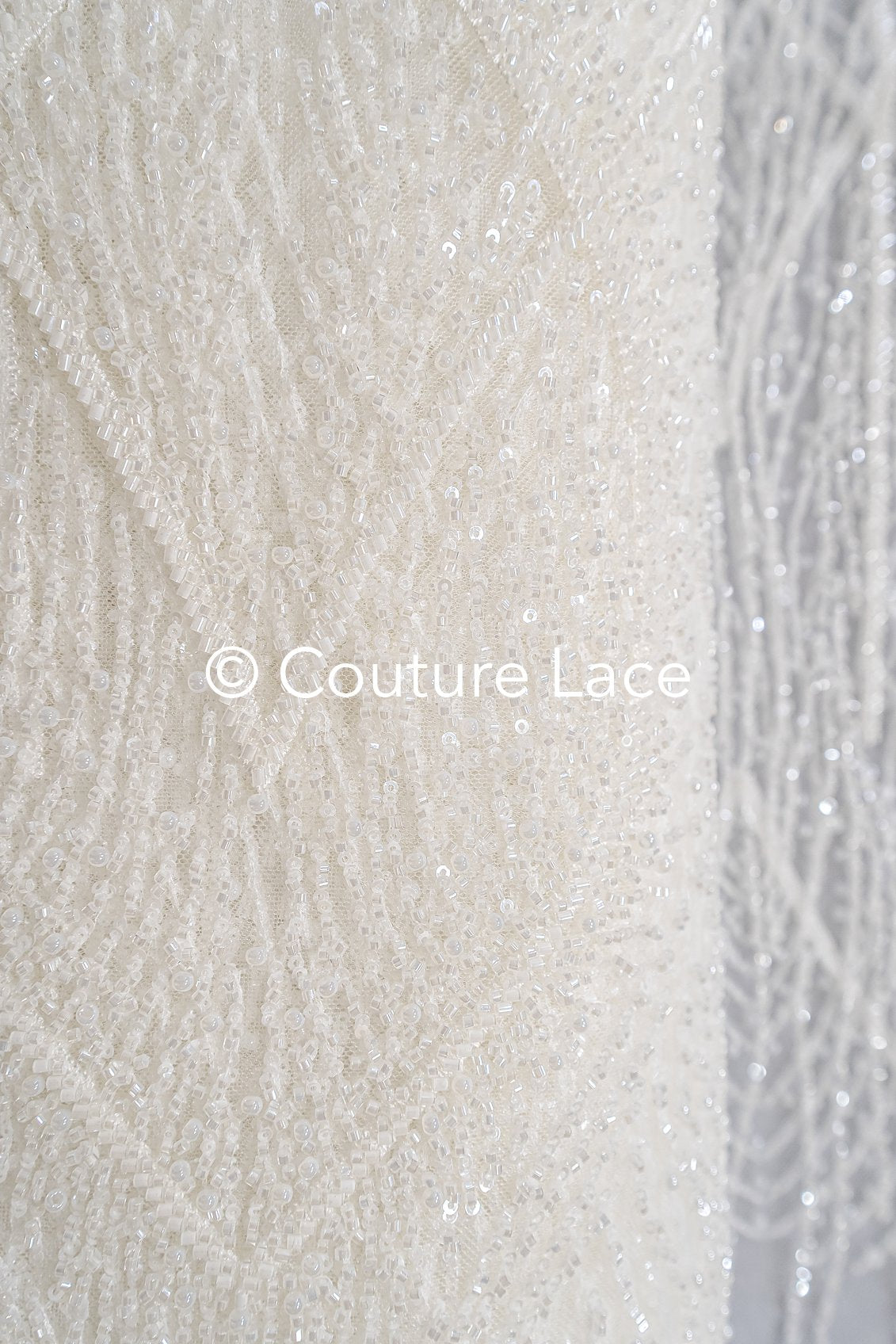 Schwere luxuriöse Perlenstickerei/ Brautspitze mit symmetrischen Muster // L25-728