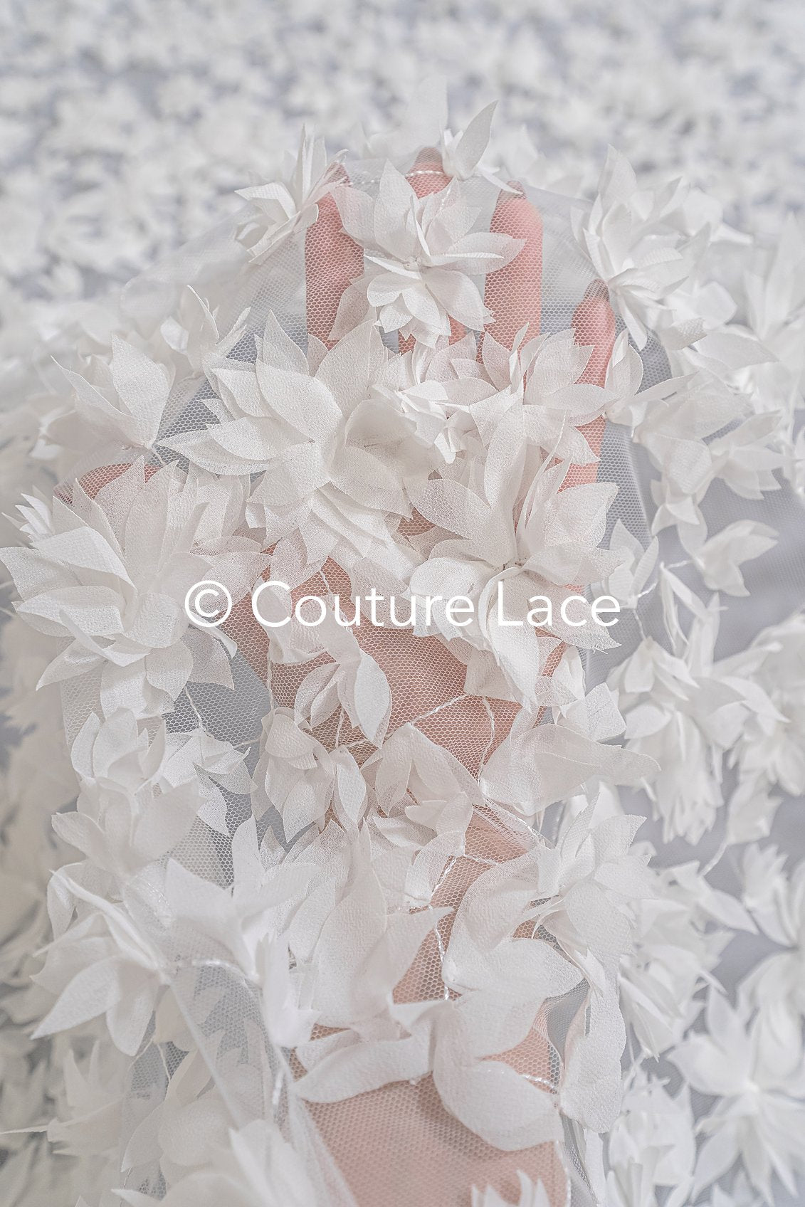 Luxuriöse 3D Blumen Handbestickte Brautspitze – Perfekt für Hochzeitsmode und Couture // L25-735