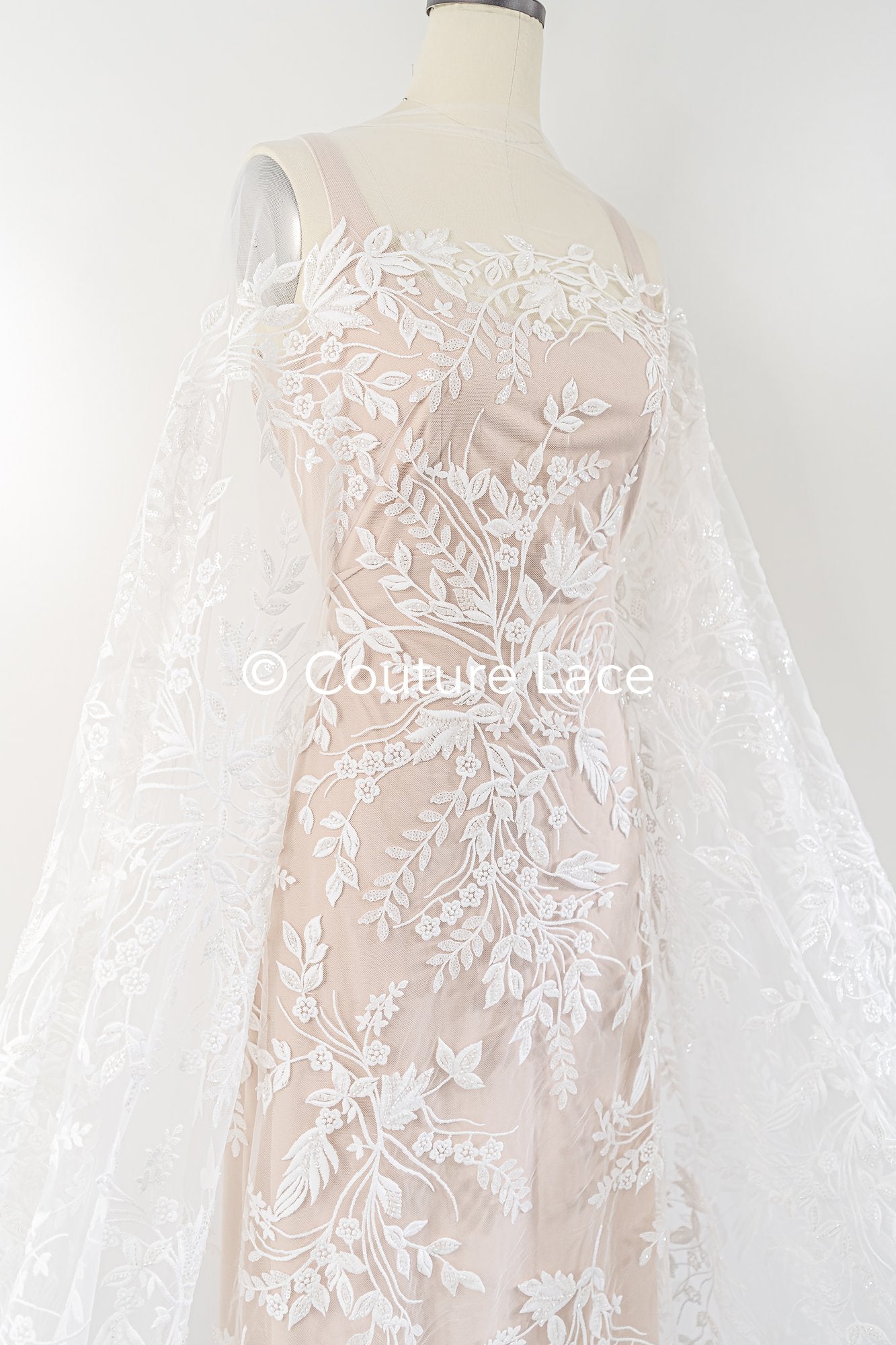 Exquisite Florale Spitze für Brautkleider, Luxus Brautspitze mit Perlenstickerei // L25-789