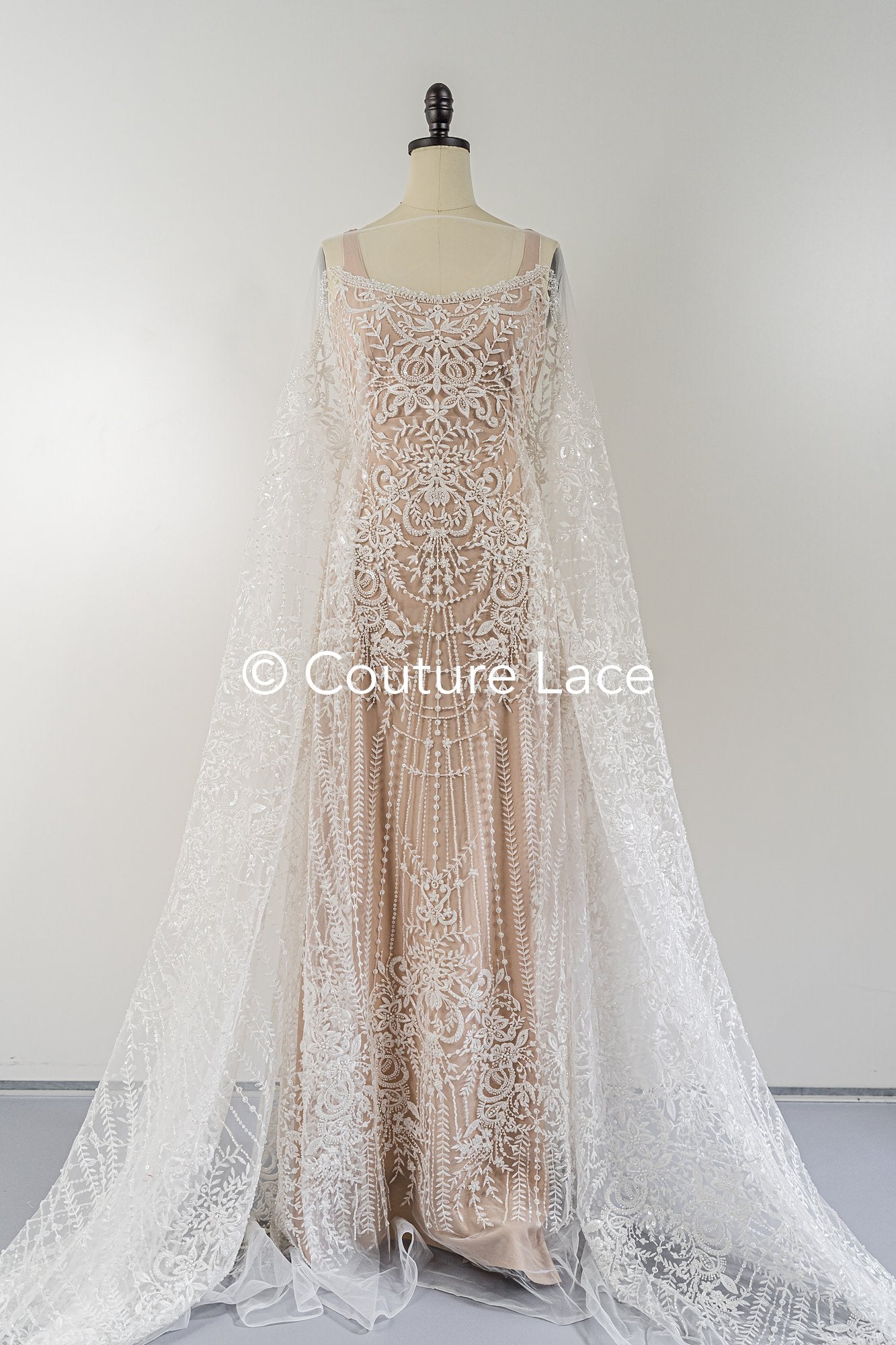 Filigrane Perlenstickerei, Brautspitze mit symmetrischen Muster, Florale Brautspitze // L25-795