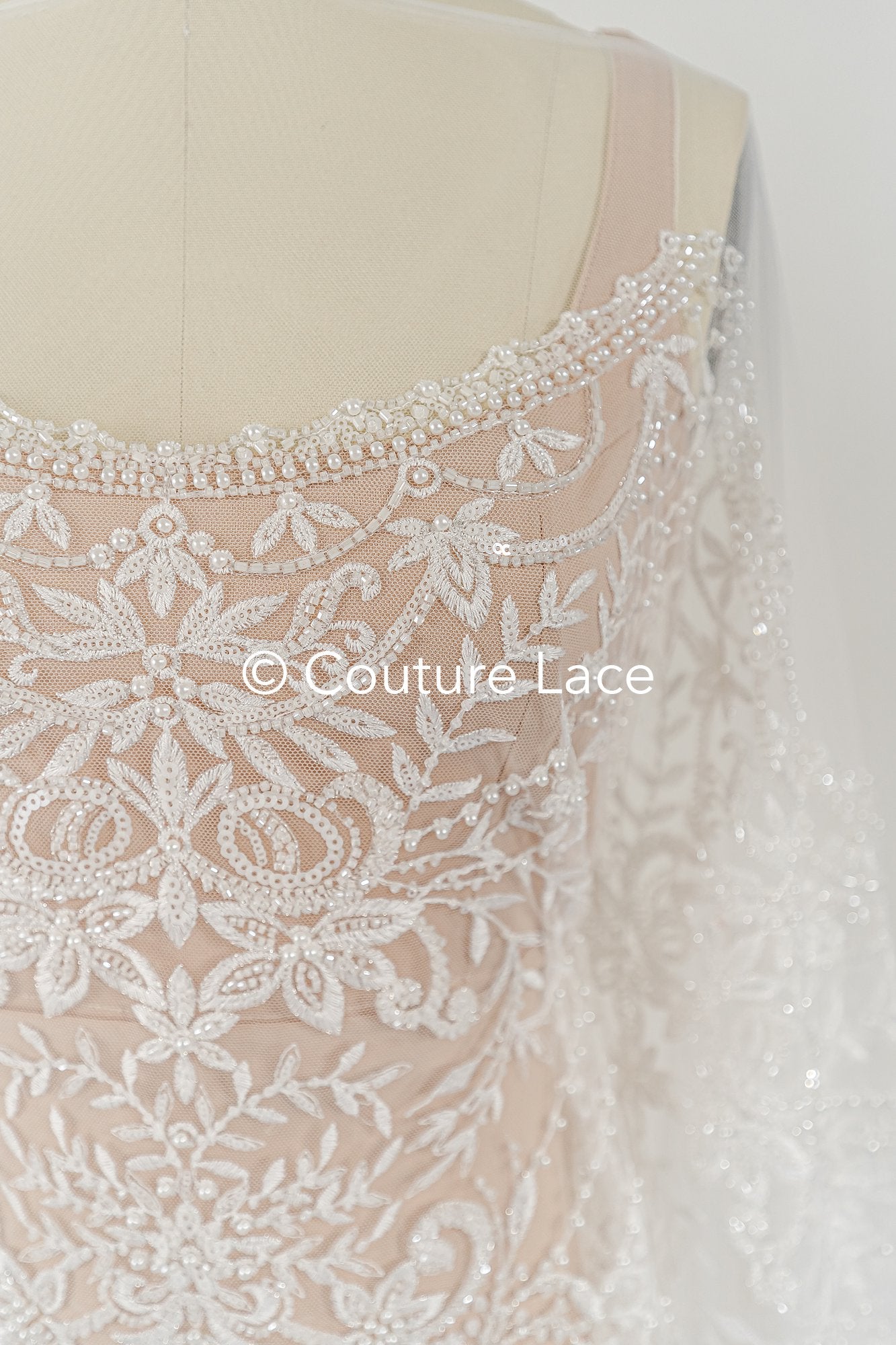 Filigrane Perlenstickerei, Brautspitze mit symmetrischen Muster, Florale Brautspitze // L25-795