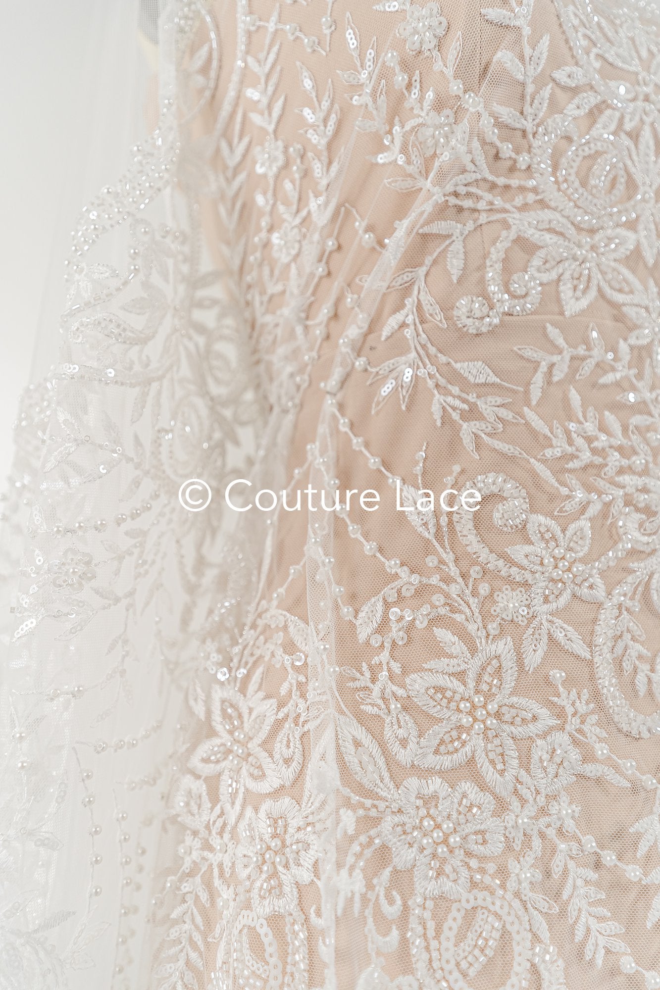 Filigrane Perlenstickerei, Brautspitze mit symmetrischen Muster, Florale Brautspitze // L25-795