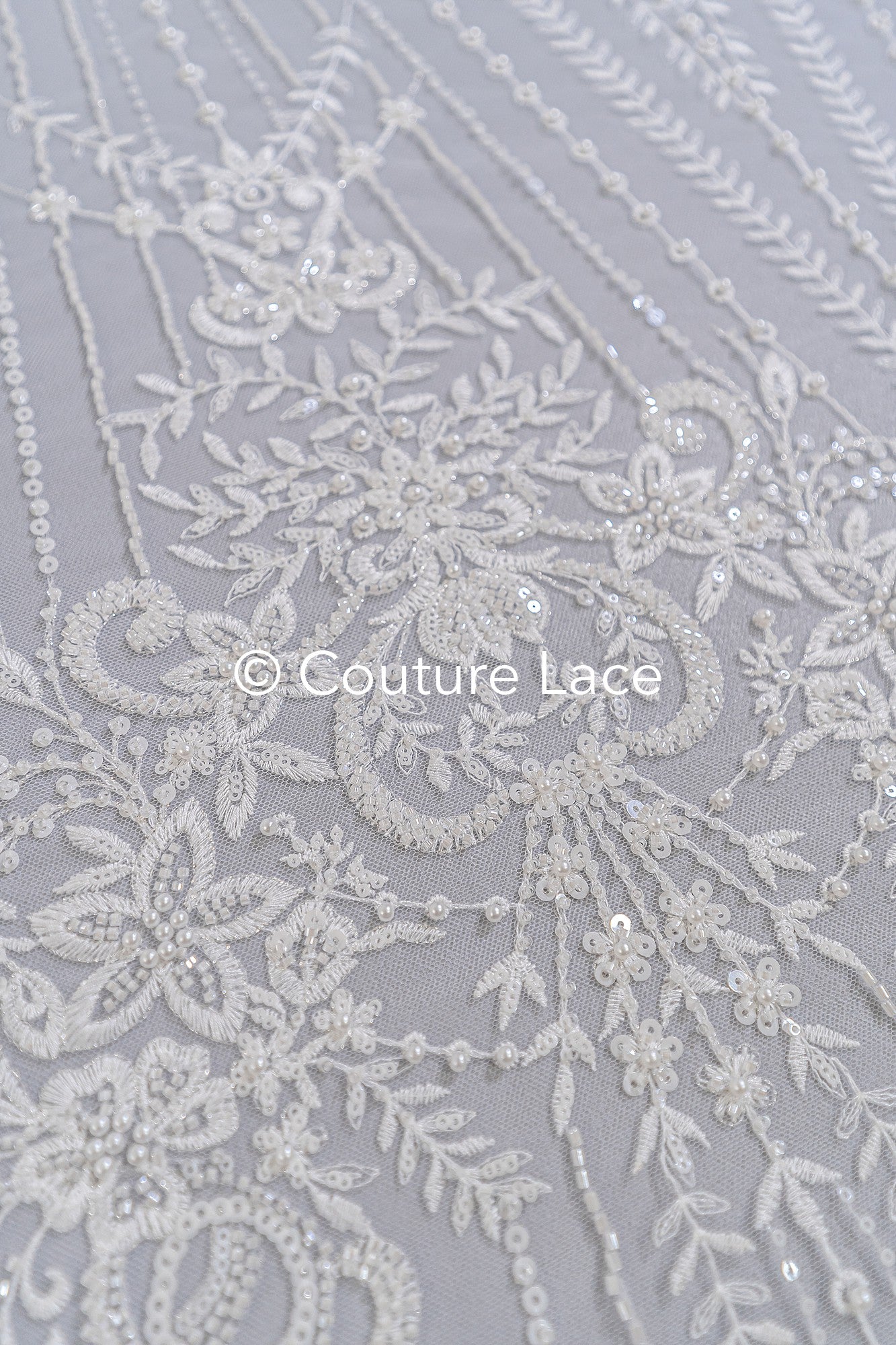 Filigrane Perlenstickerei, Brautspitze mit symmetrischen Muster, Florale Brautspitze // L25-795