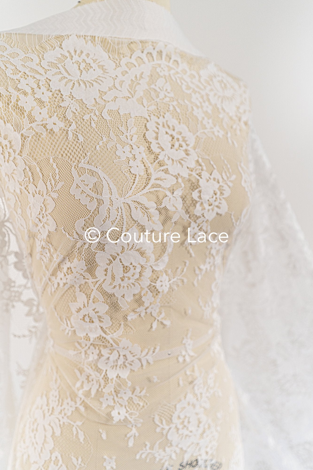 3 mètres de dentelle florale française / Dentelle de mariée Chantilly française // L25-800