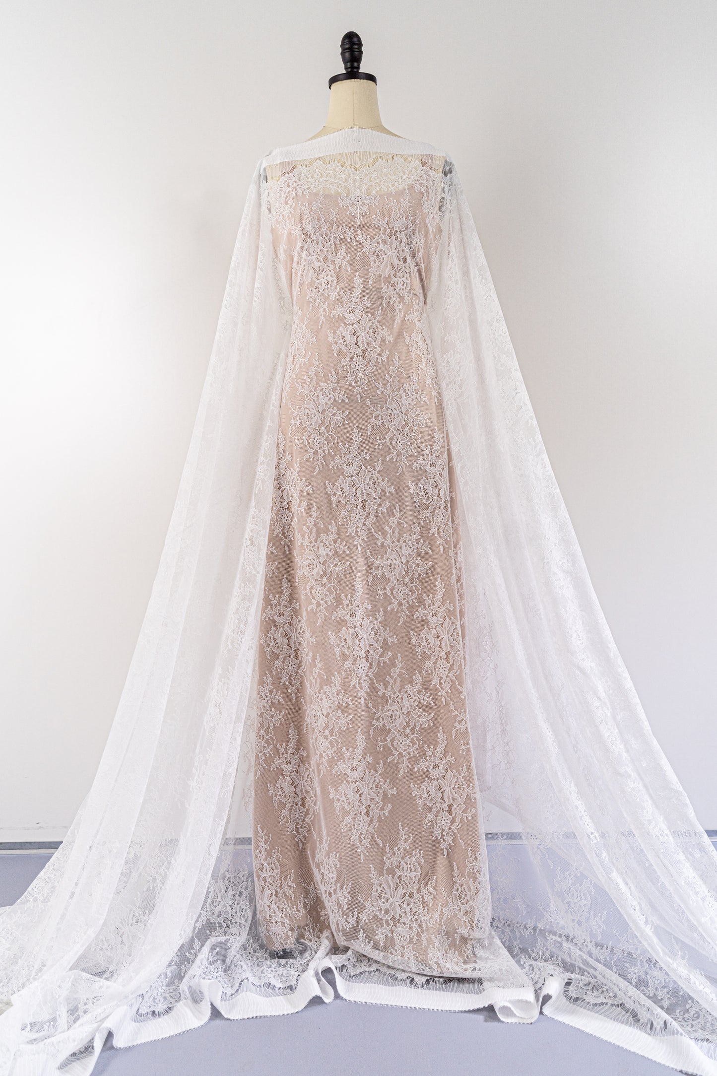 3 mètres de dentelle florale française / Dentelle de Chantilly française pour mariée // L25-802