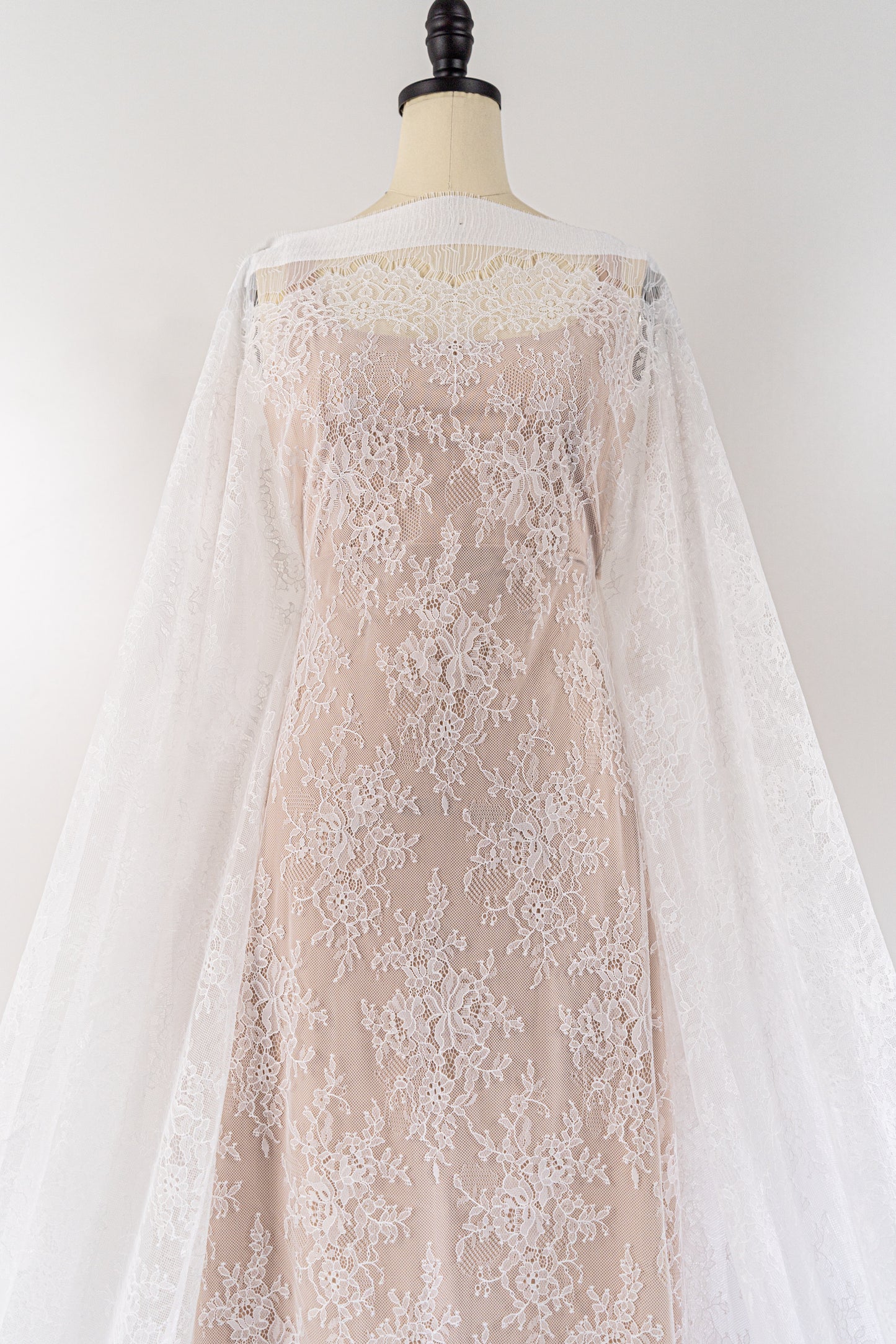 3 mètres de dentelle florale française / Dentelle de Chantilly française pour mariée // L25-802