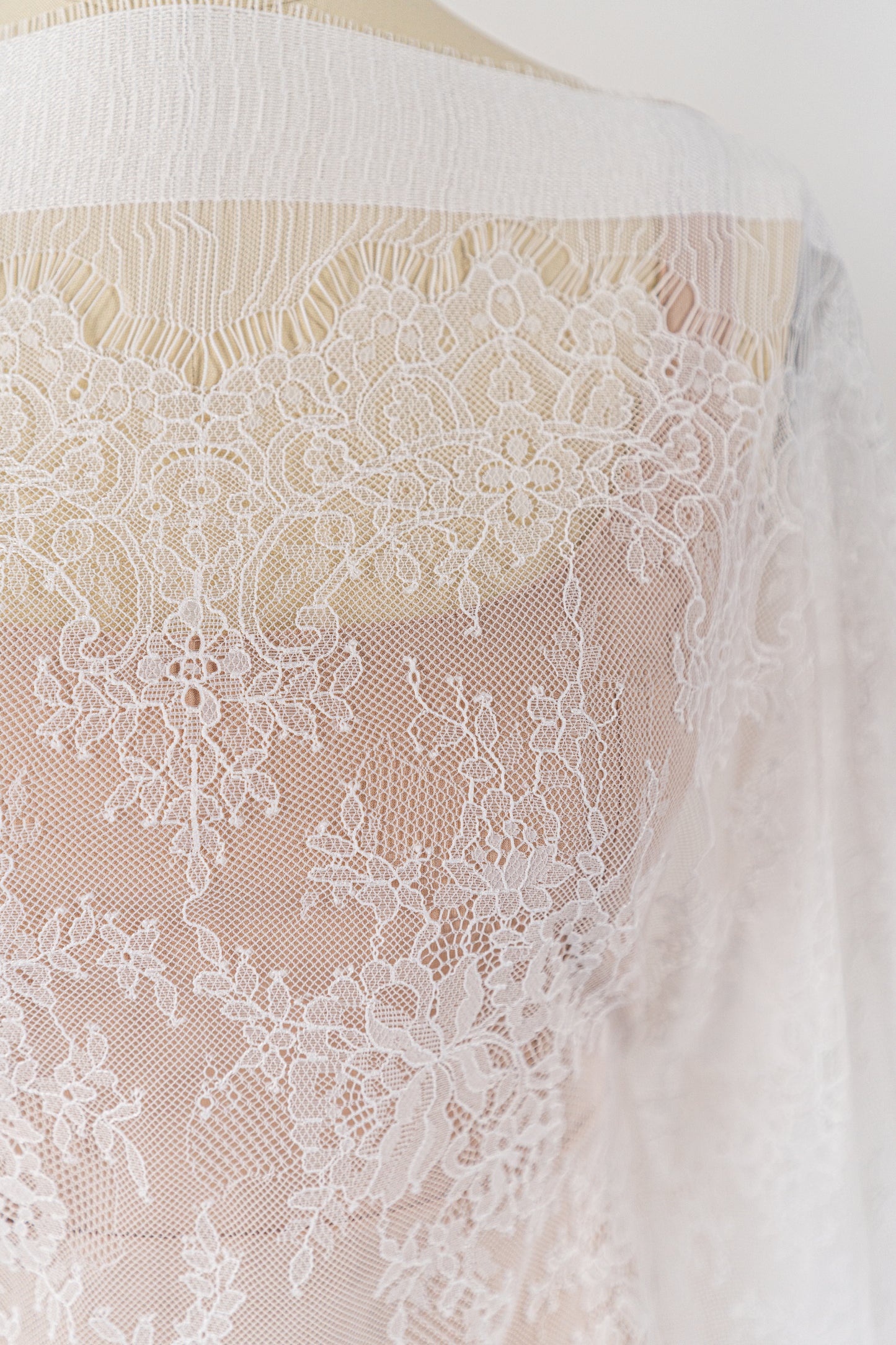 3 mètres de dentelle florale française / Dentelle de Chantilly française pour mariée // L25-802