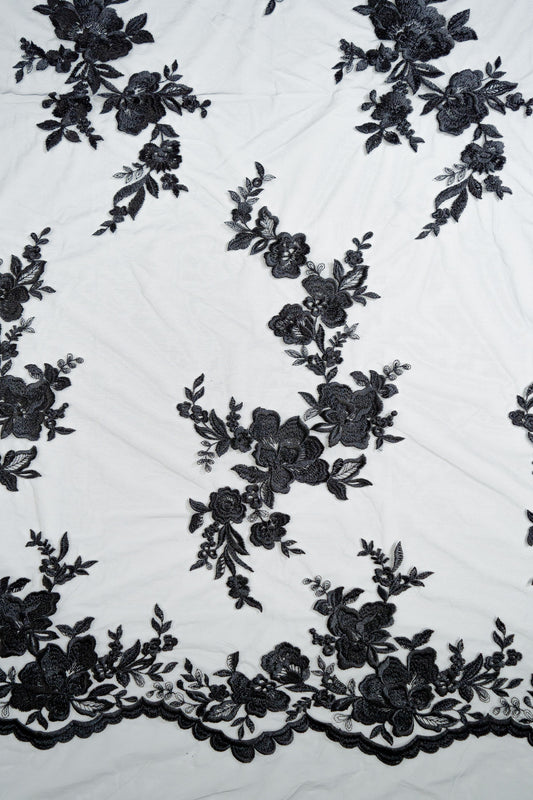 Schwarze Tüllspitze L25-017BLK mit Blumenstickerei und geschwungener Bordüre.