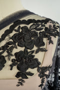 Detail der schwarzen Spitzenbordüre von L25-017BLK an der Schulter der Schneiderpuppe.